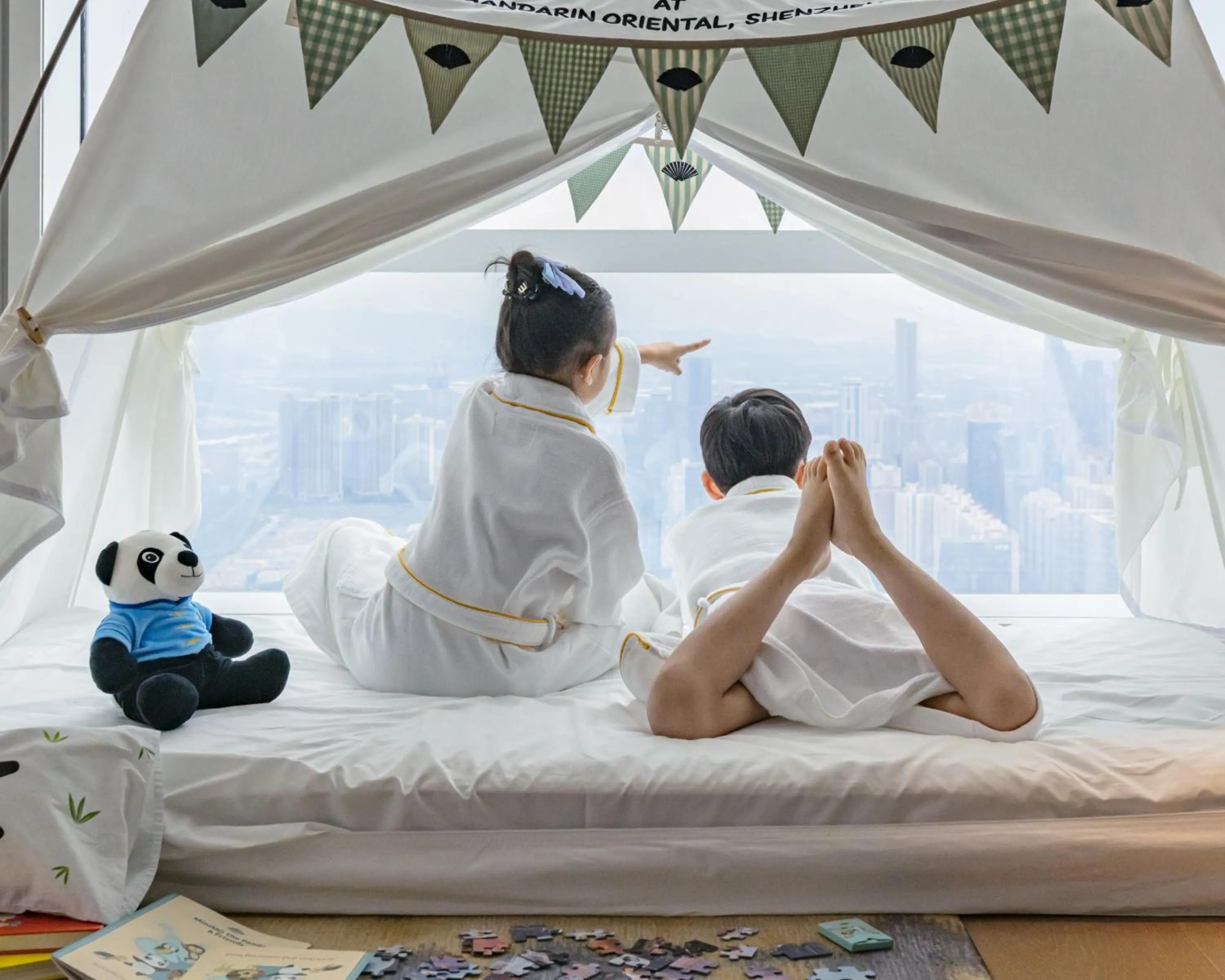 Family, Bed in Mandarin Oriental, Shenzhen