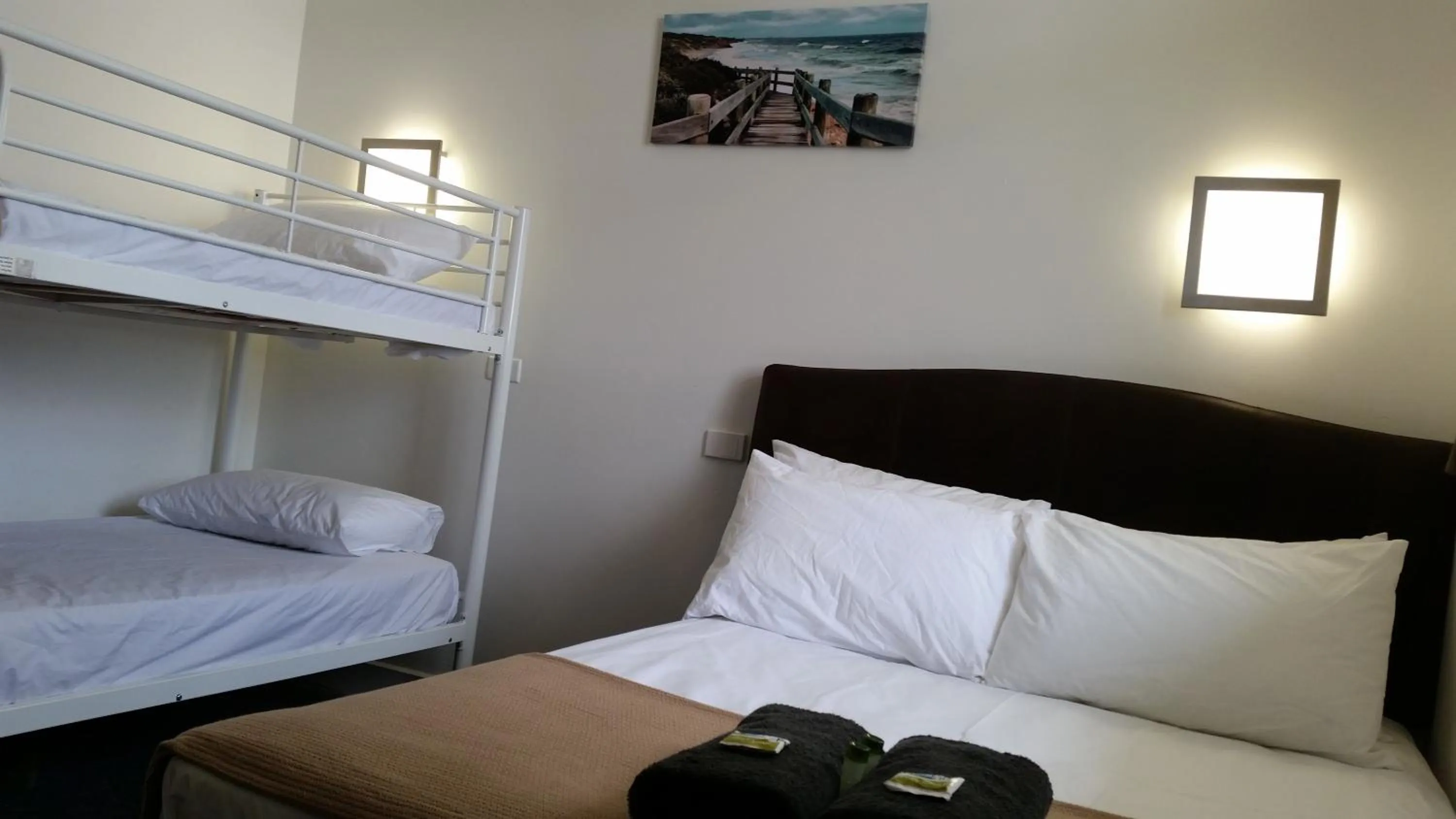 bunk bed, Bed in Perth City Motel