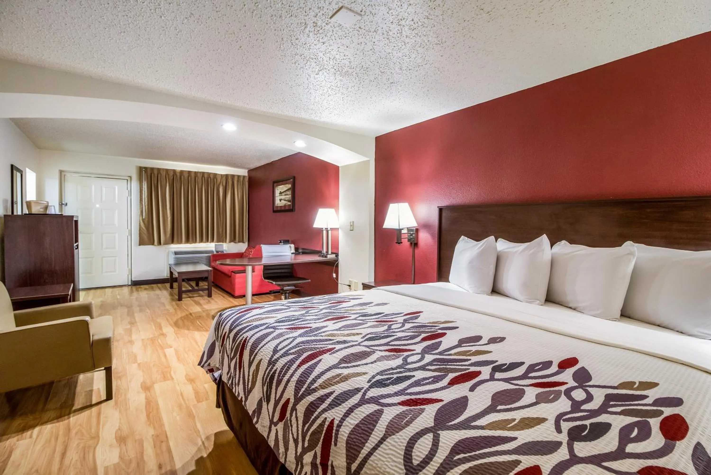 Photo of the whole room, Bed in Red Roof Inn Houston East I-10
