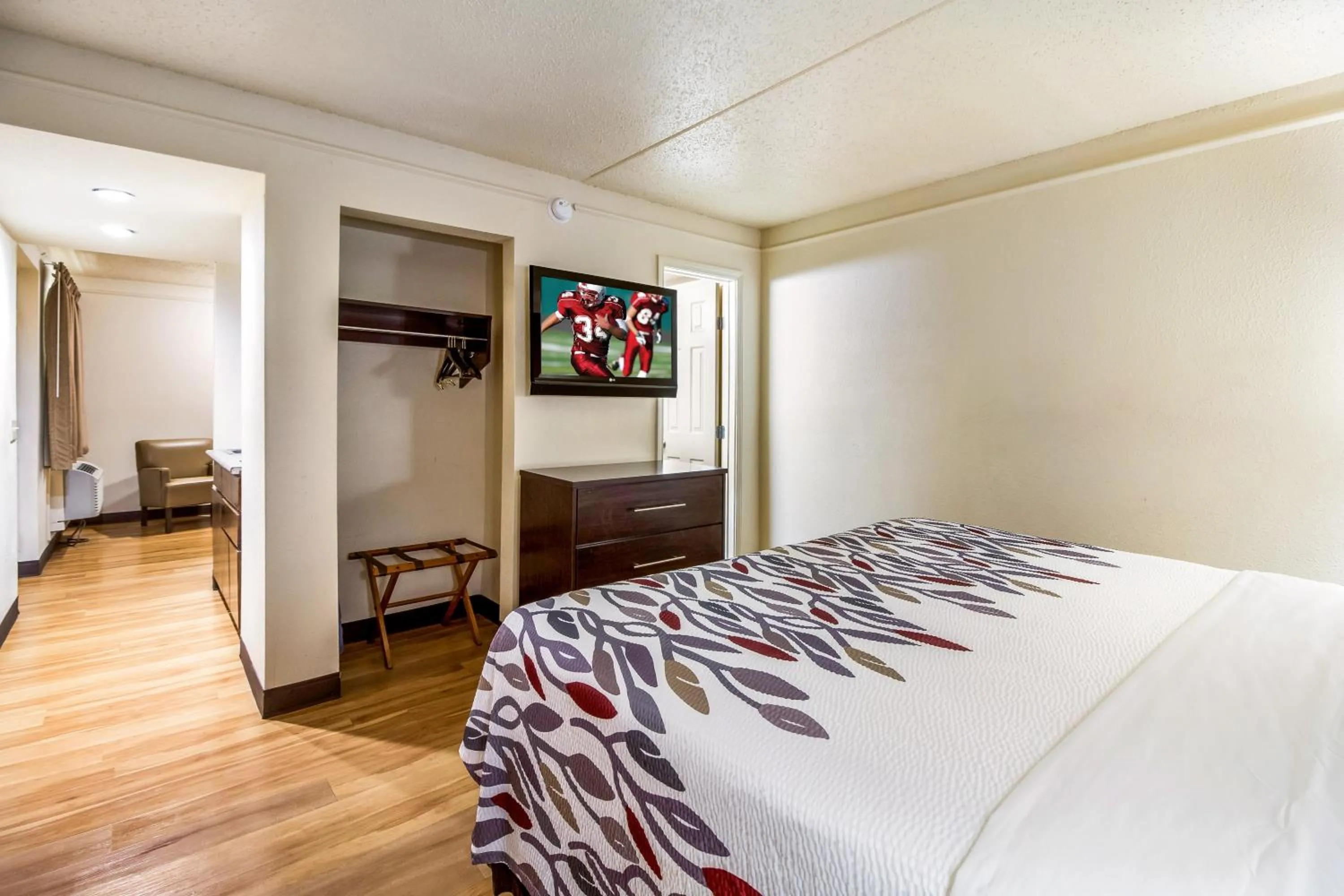 Bedroom, Bed in Red Roof Inn Houston East I-10