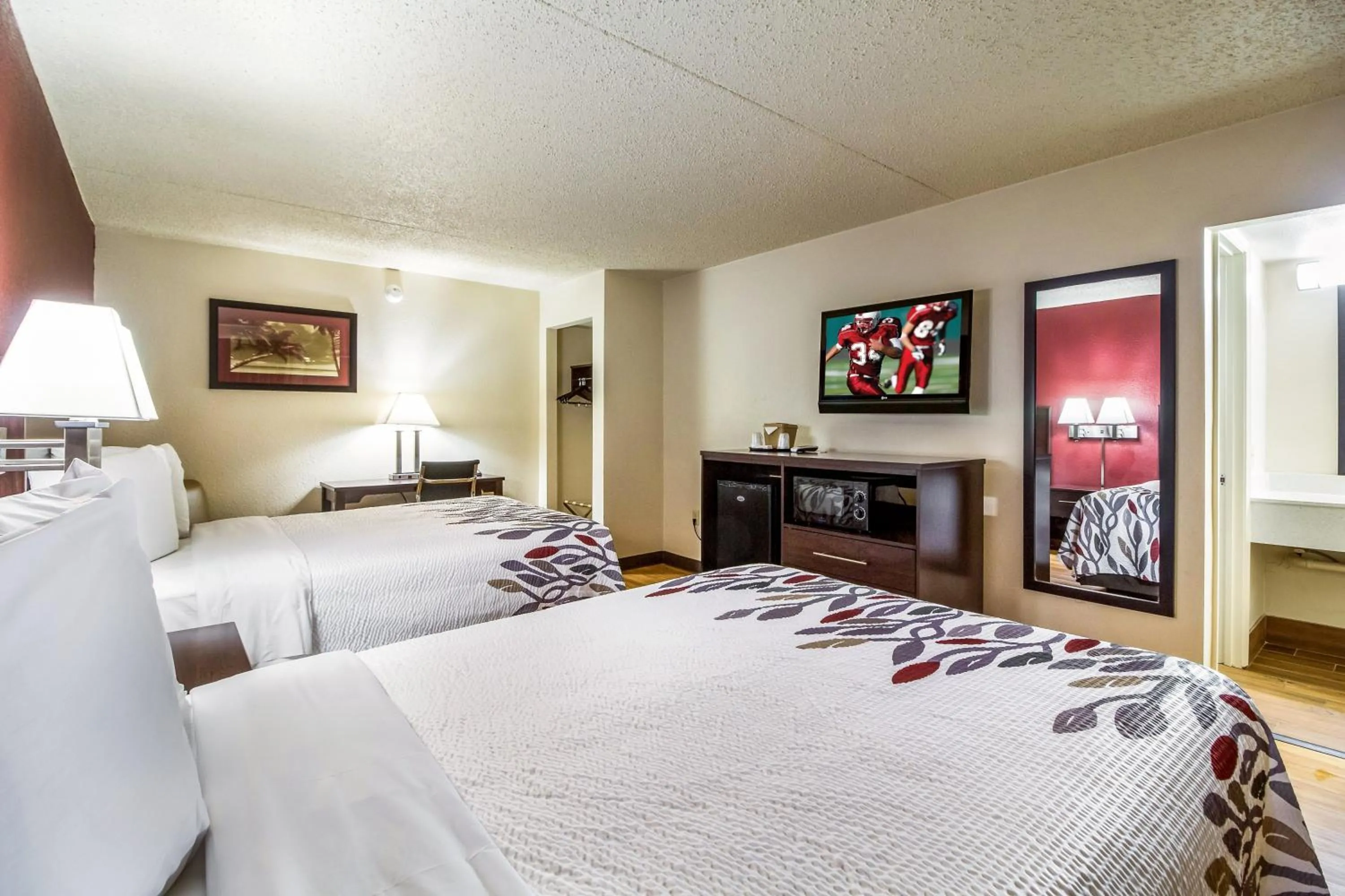 Photo of the whole room, Bed in Red Roof Inn Houston East I-10