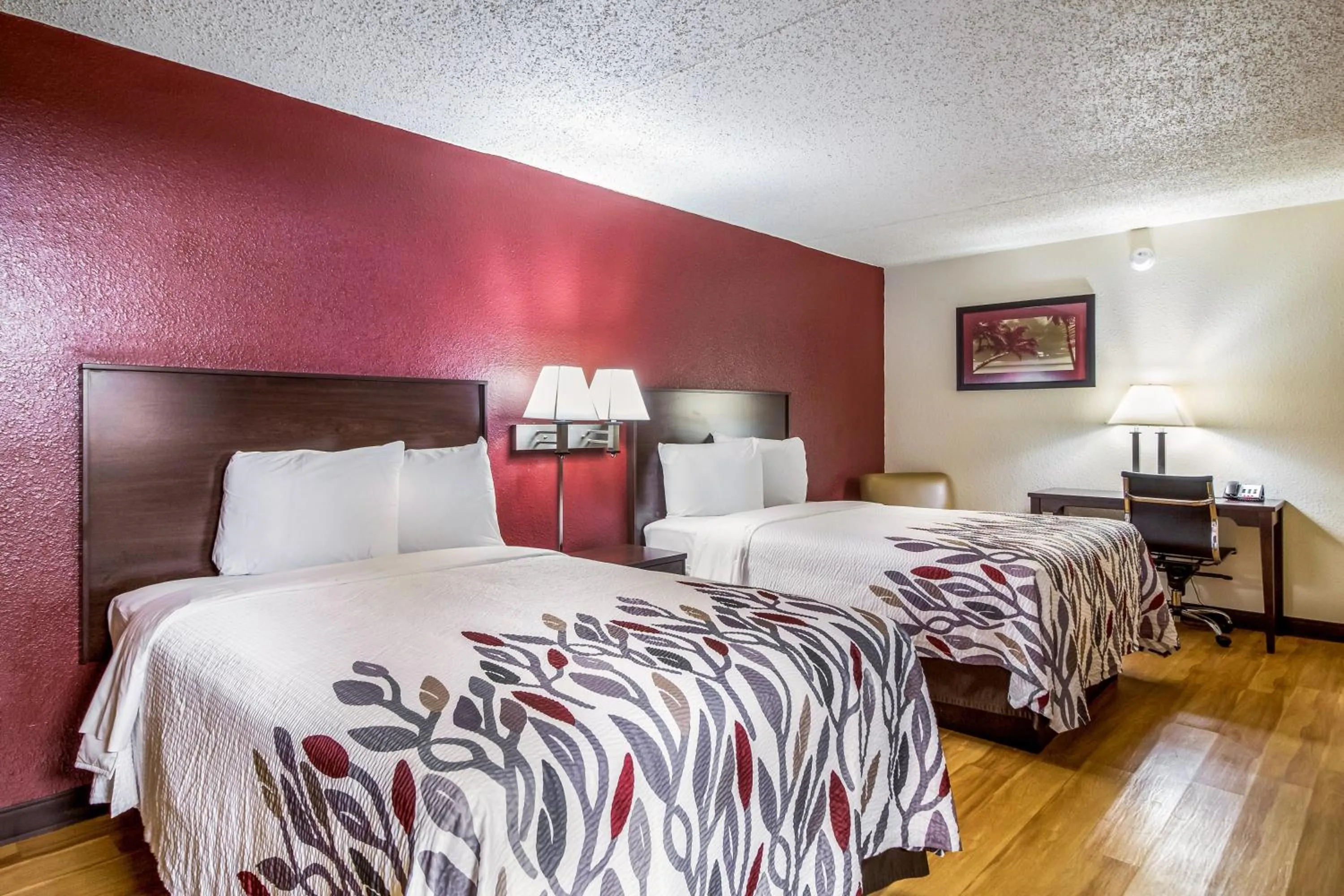 Photo of the whole room, Bed in Red Roof Inn Houston East I-10