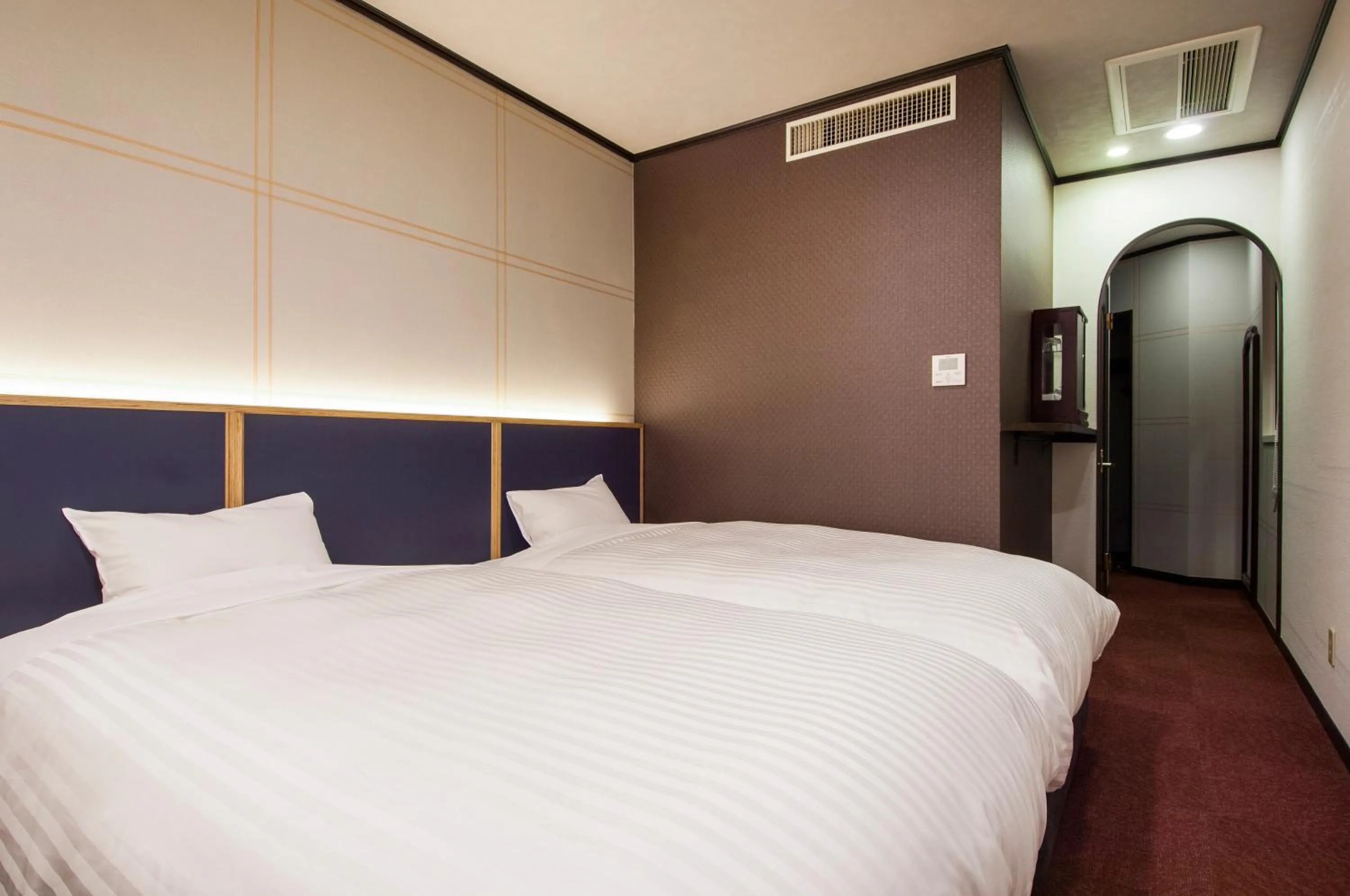 Photo of the whole room, Bed in TsukubaNoYu Urban Hotel