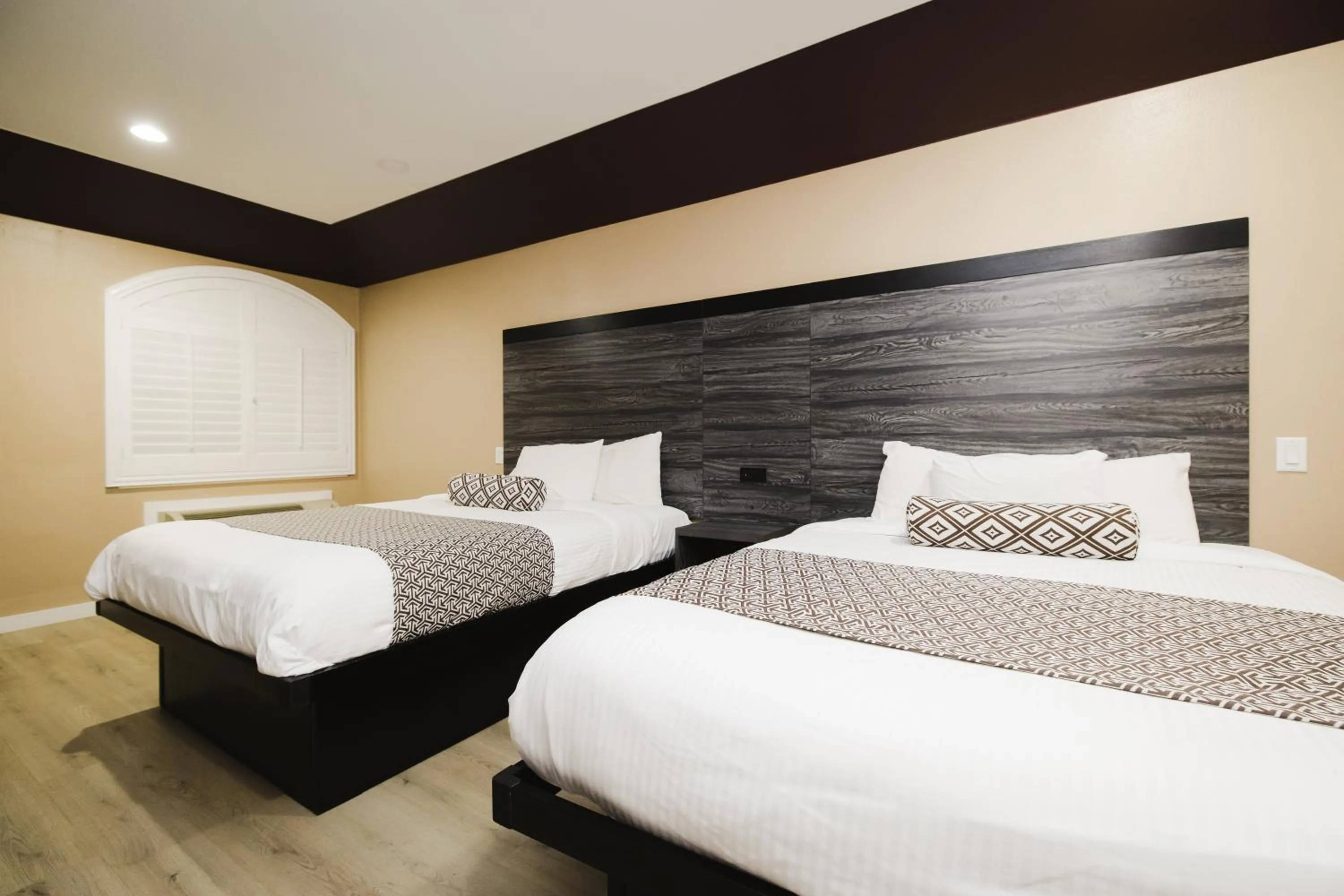 Bed in Sapphire Inn & Suites