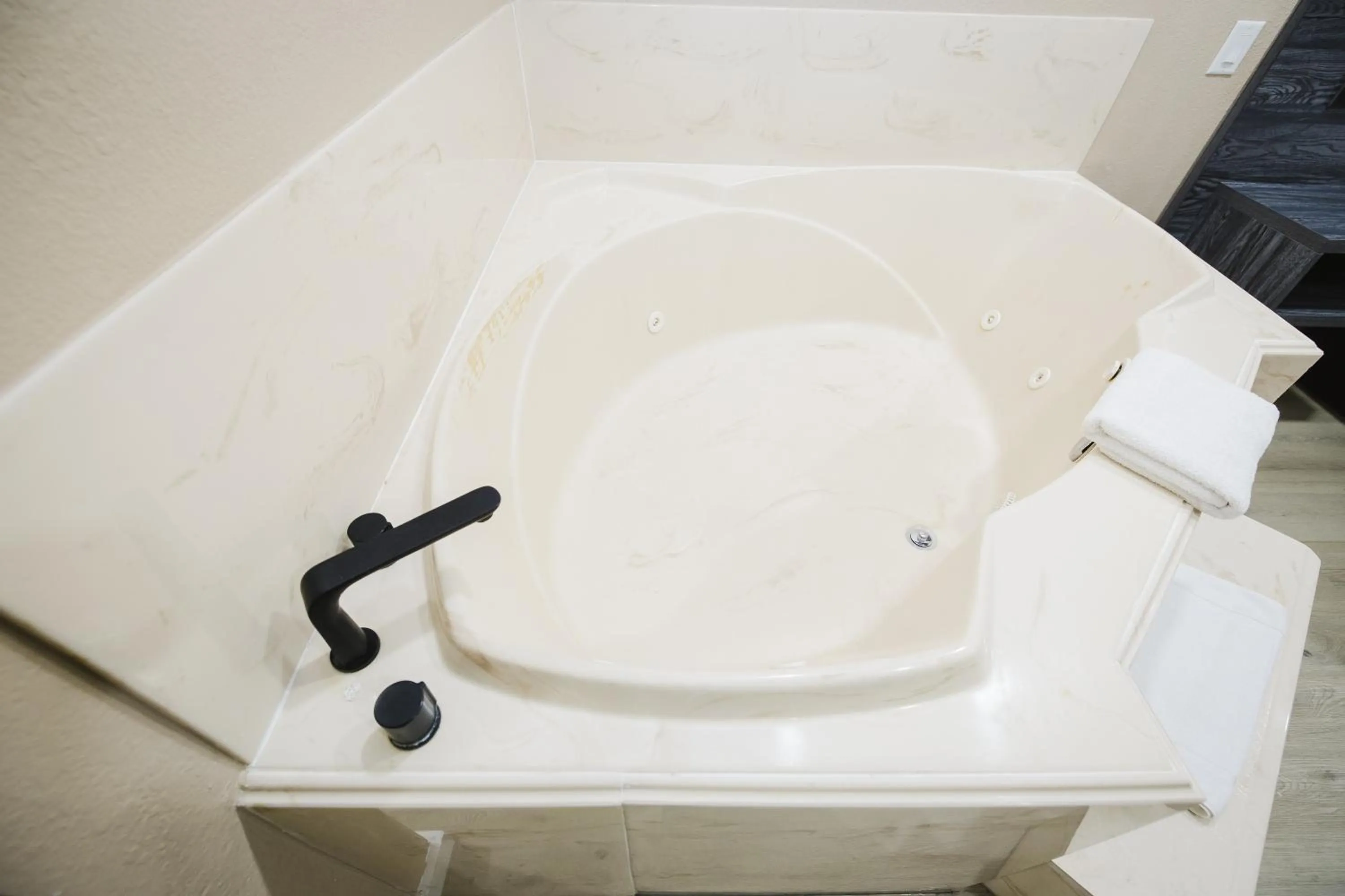 Bath in Sapphire Inn & Suites