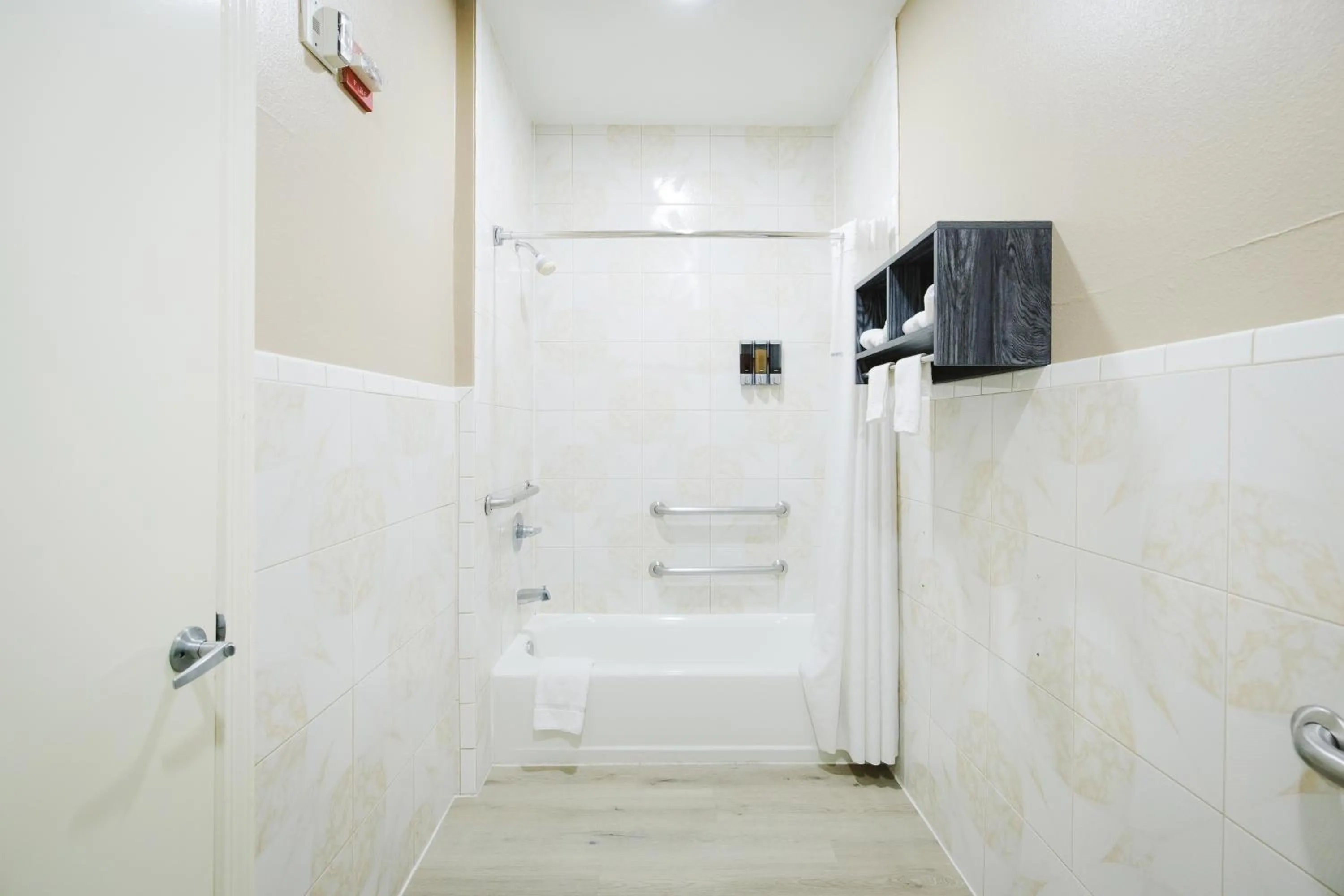 Shower in Sapphire Inn & Suites