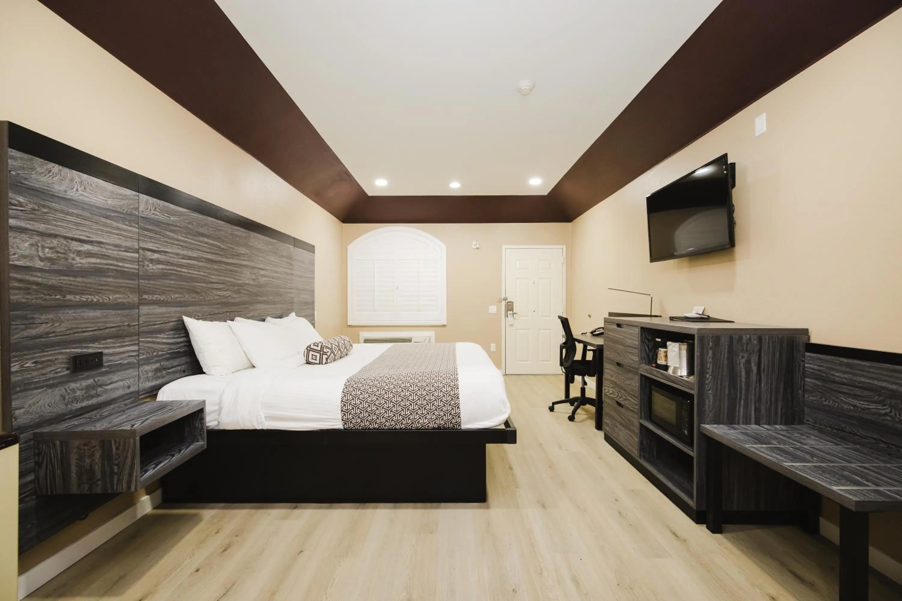 Bed in Sapphire Inn & Suites