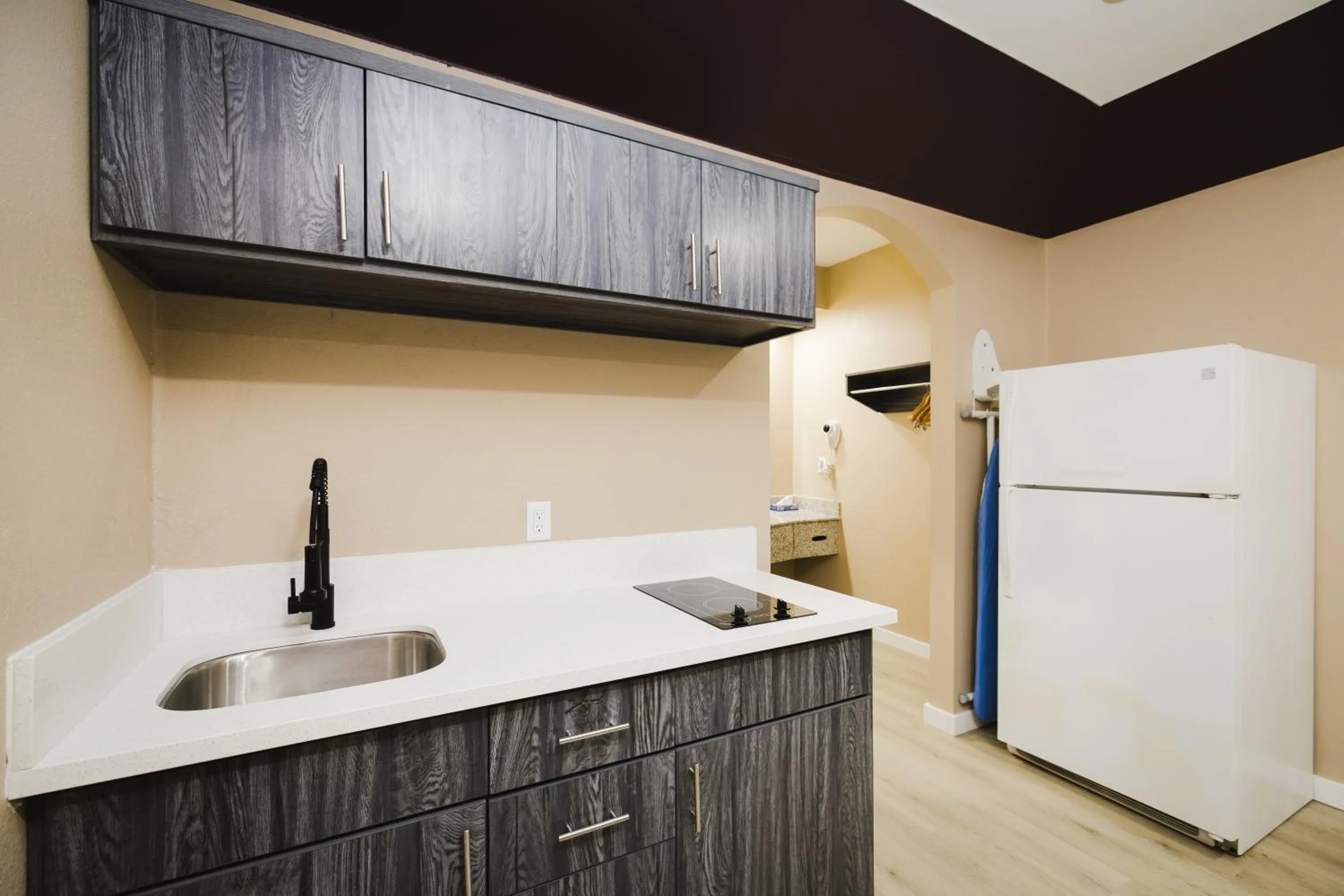 Kitchen or kitchenette in Sapphire Inn & Suites