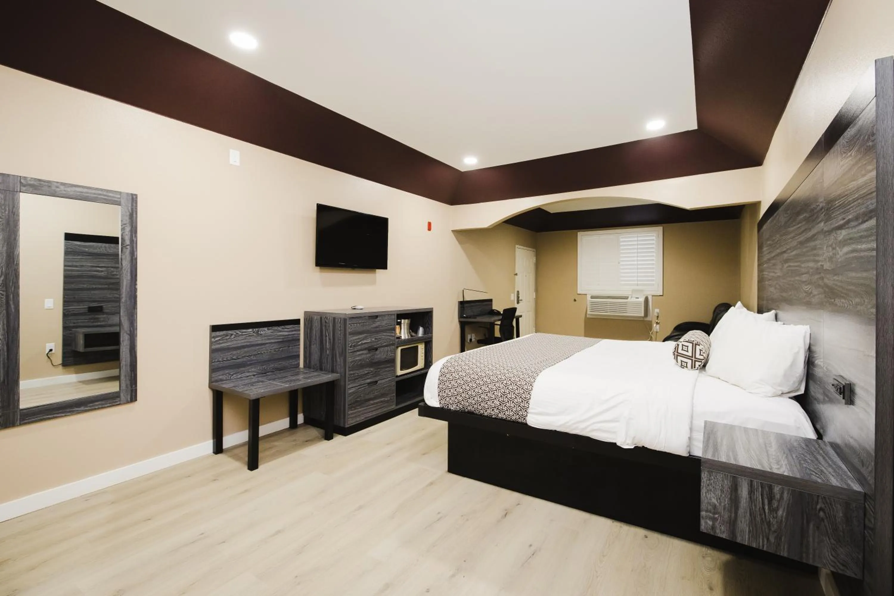 Bed in Sapphire Inn & Suites