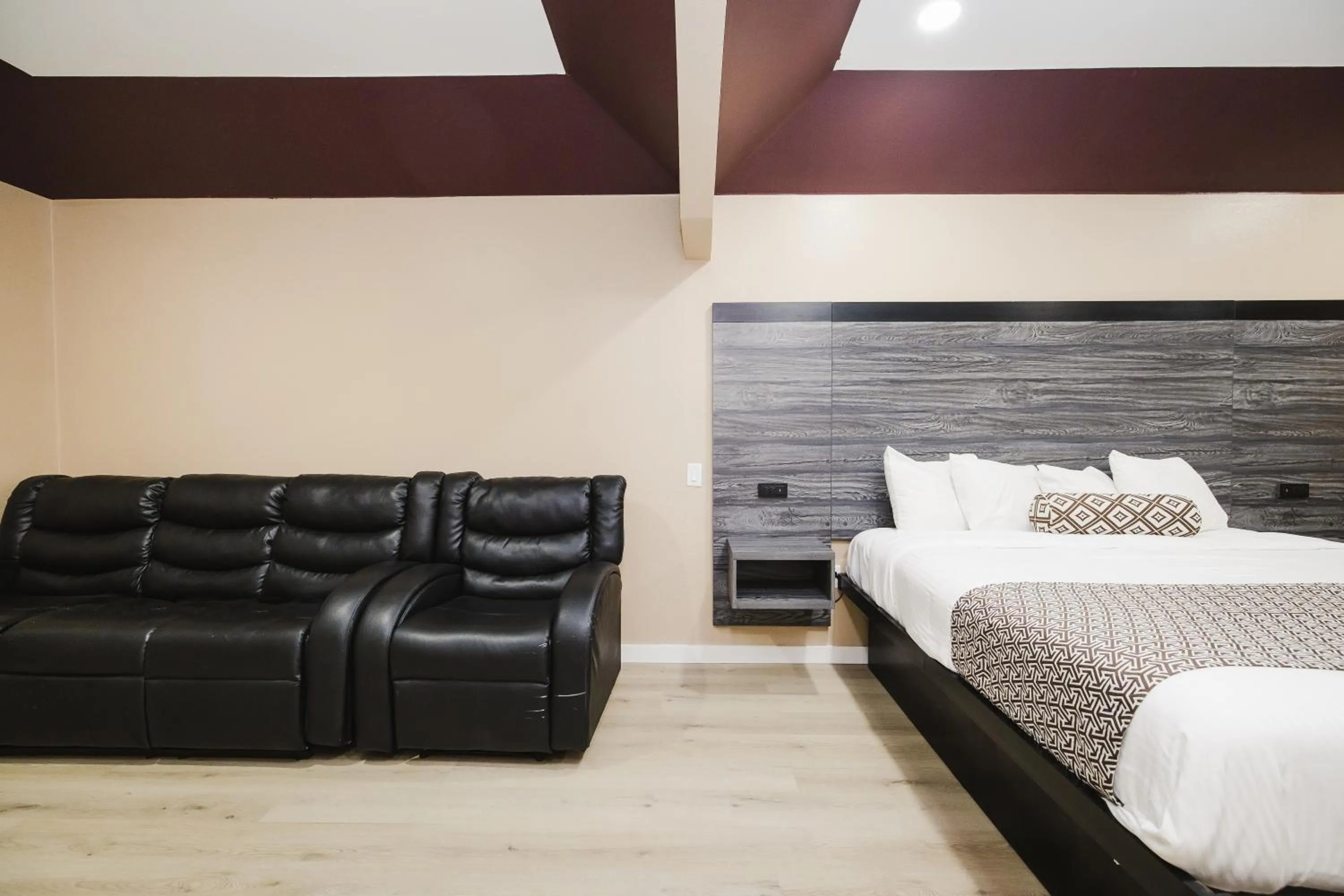 Bed in Sapphire Inn & Suites