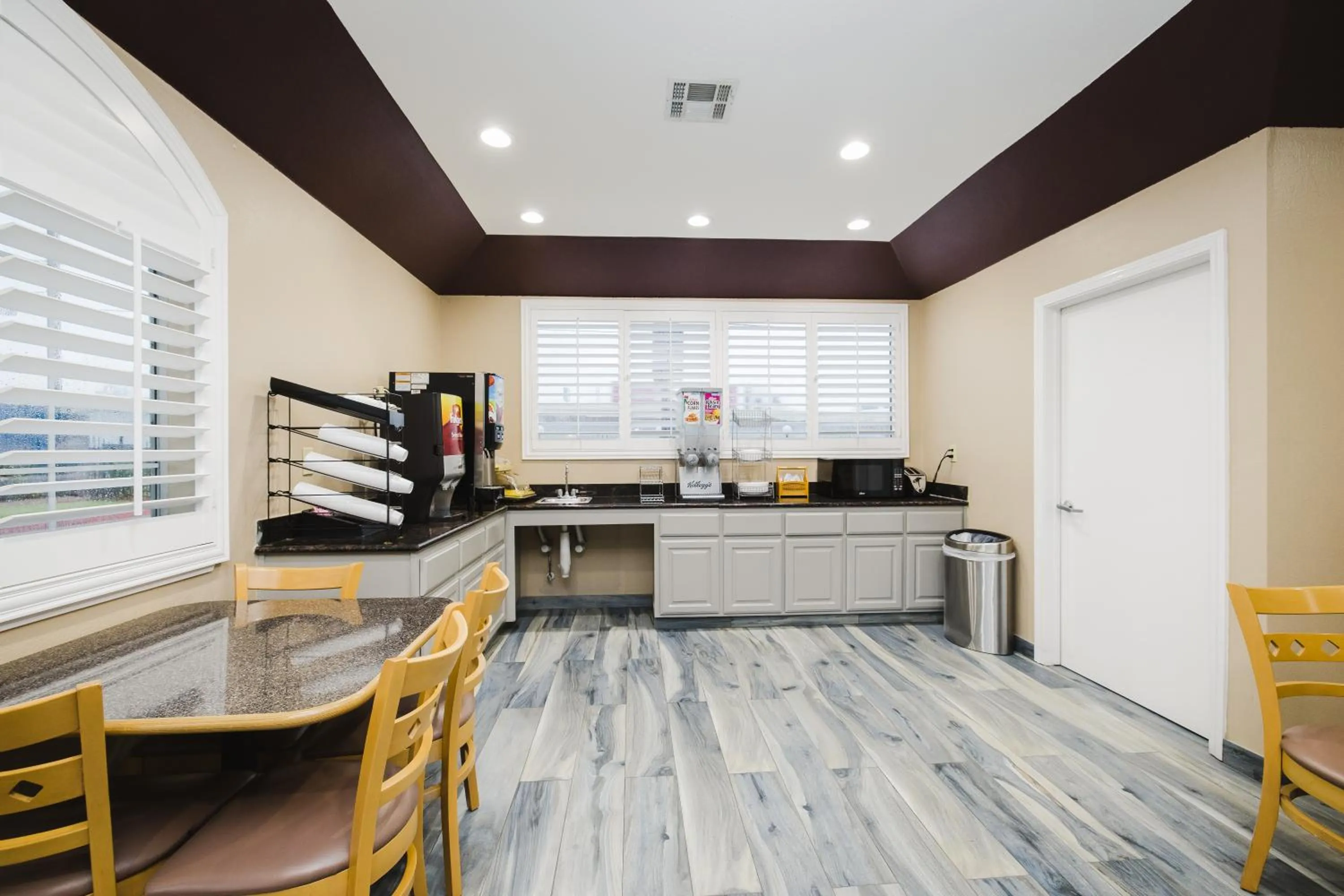 Dining area in Sapphire Inn & Suites