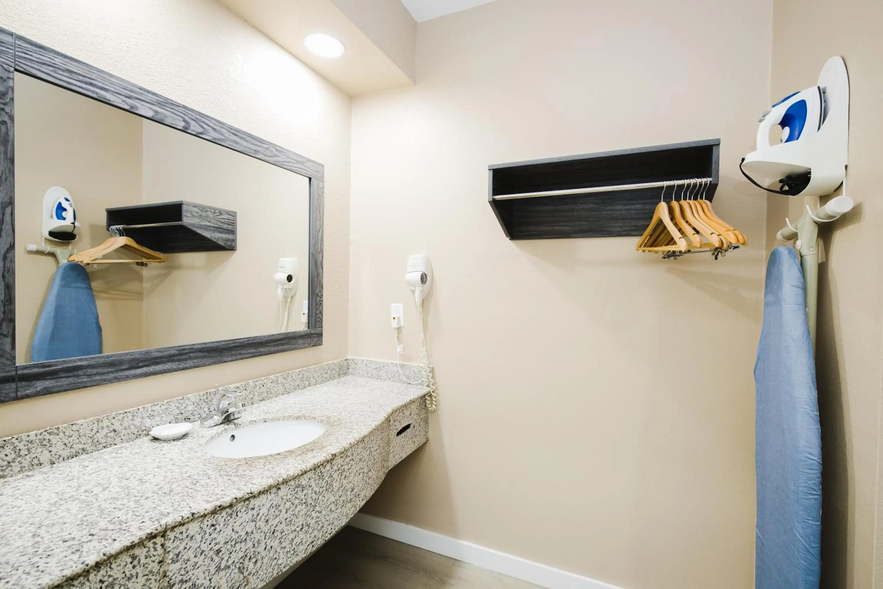 Shower in Sapphire Inn & Suites