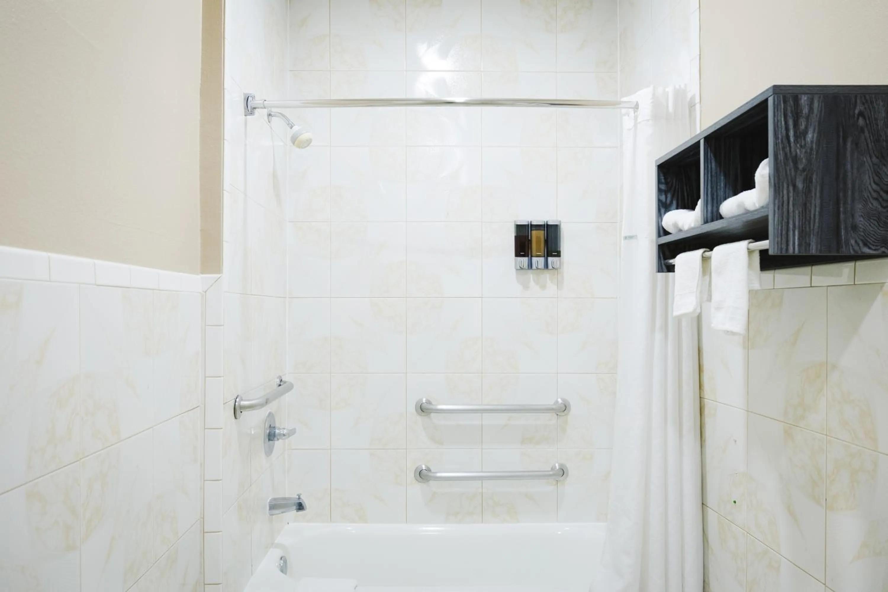 Shower in Sapphire Inn & Suites