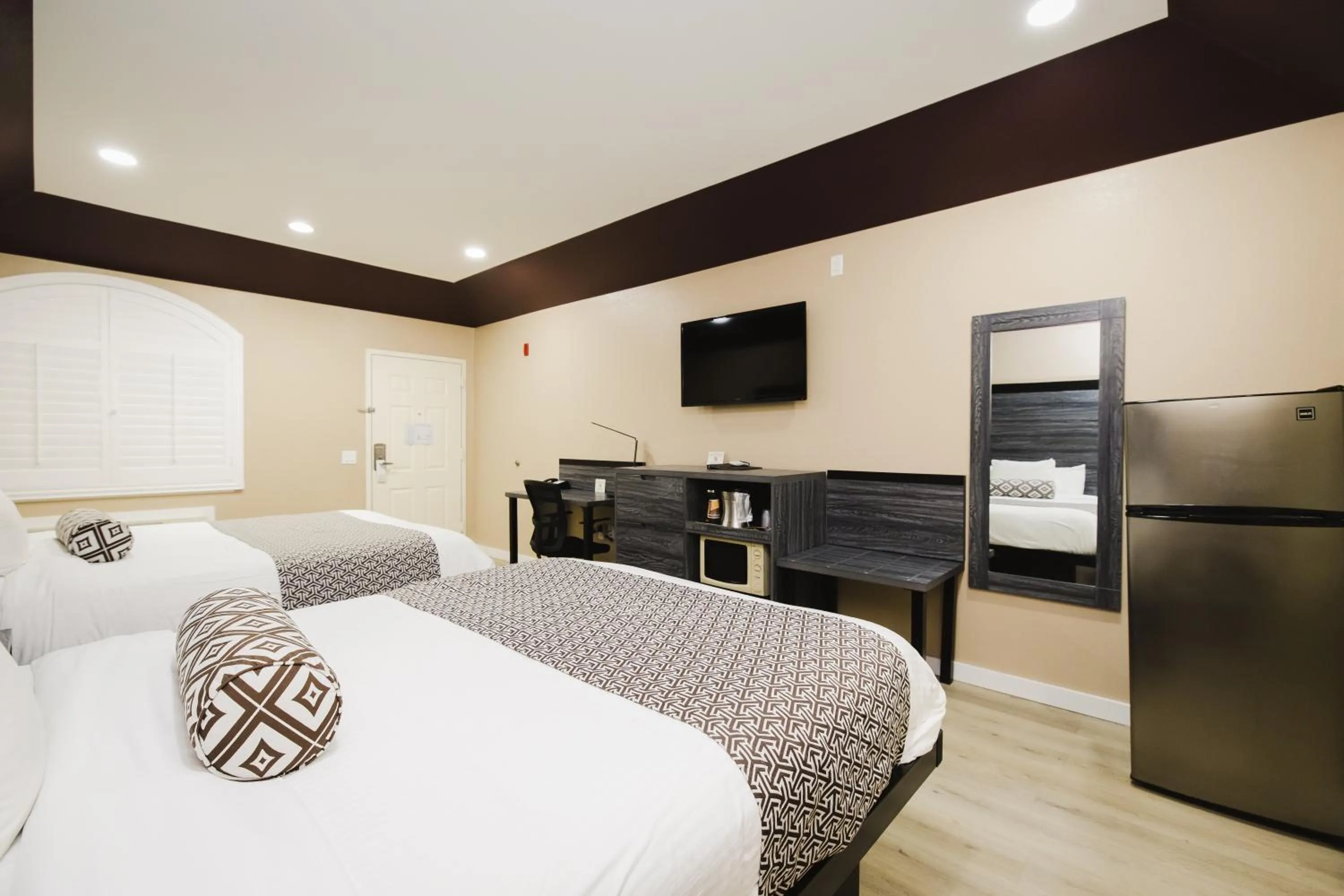 Bed in Sapphire Inn & Suites