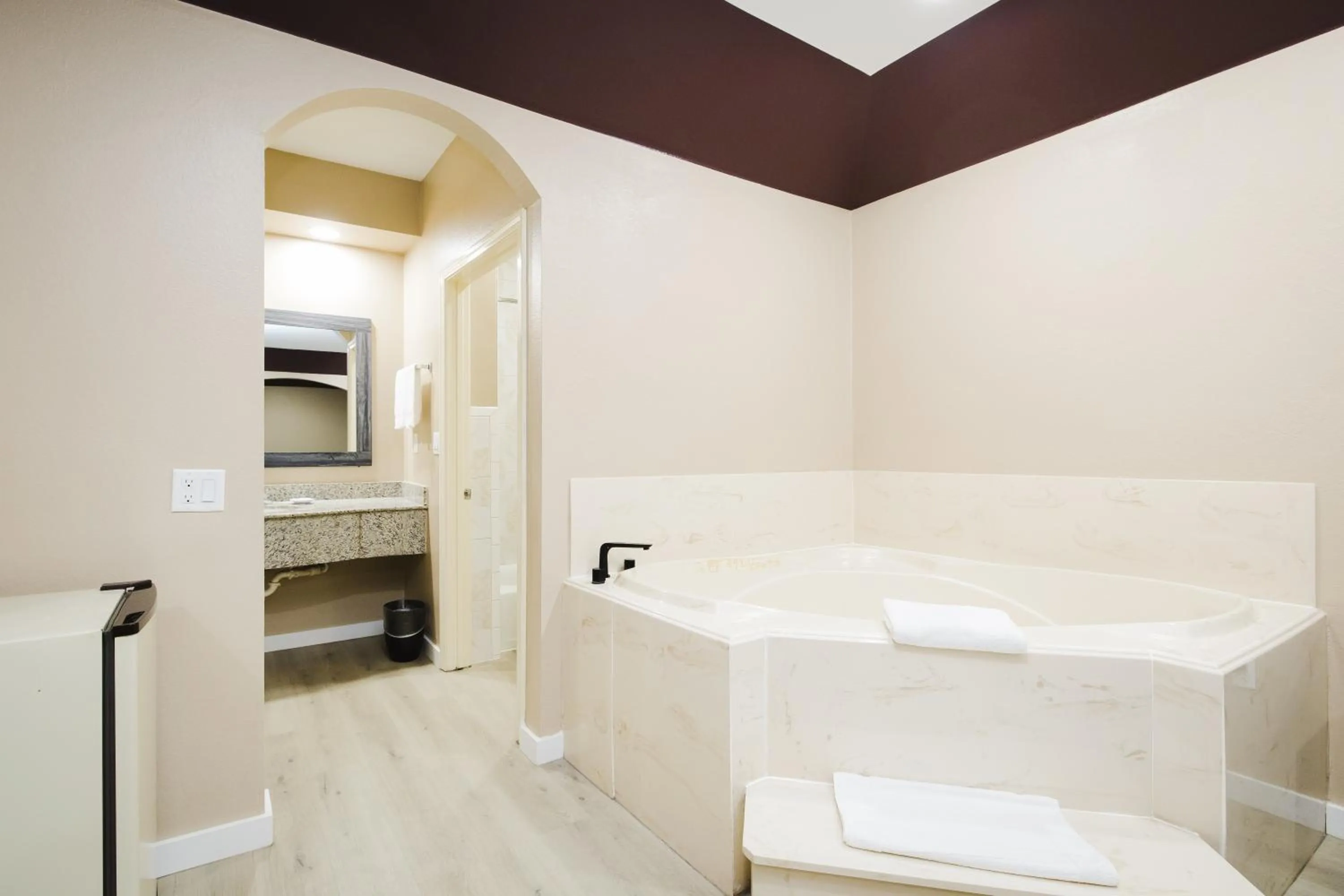 Bed in Sapphire Inn & Suites