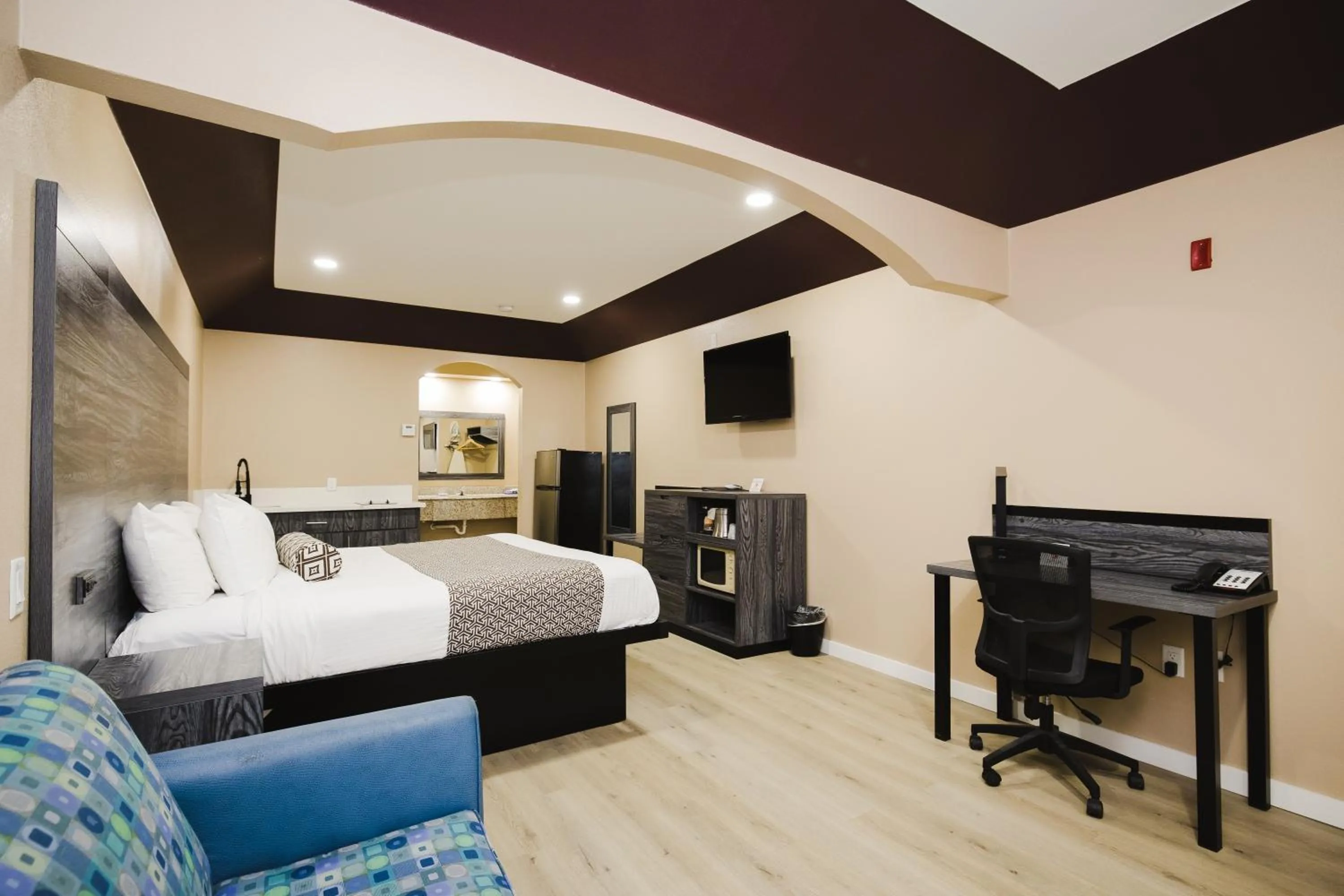 Bed in Sapphire Inn & Suites