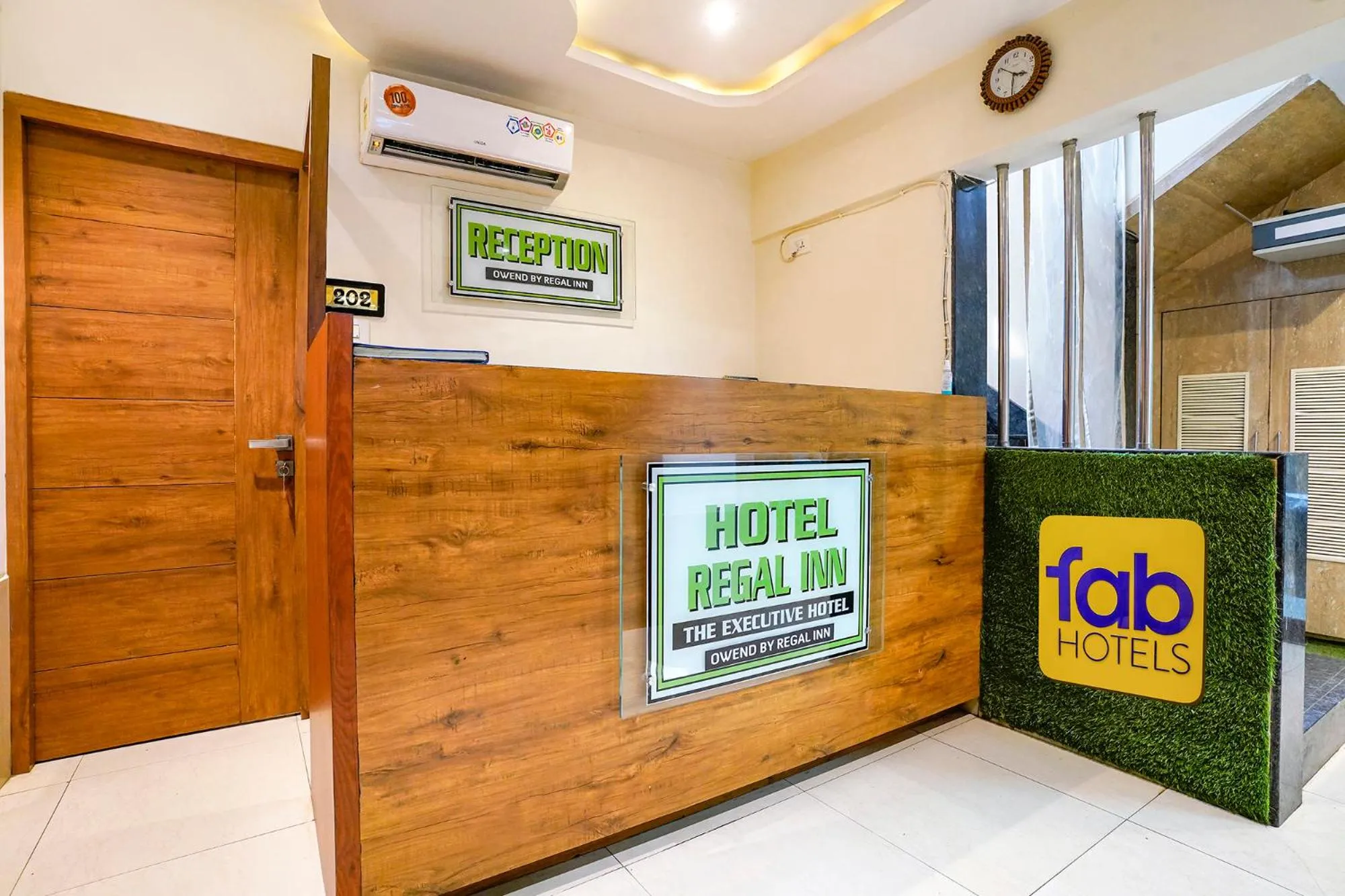 Lobby or reception in FabHotel Regal Inn - In Sahar Road