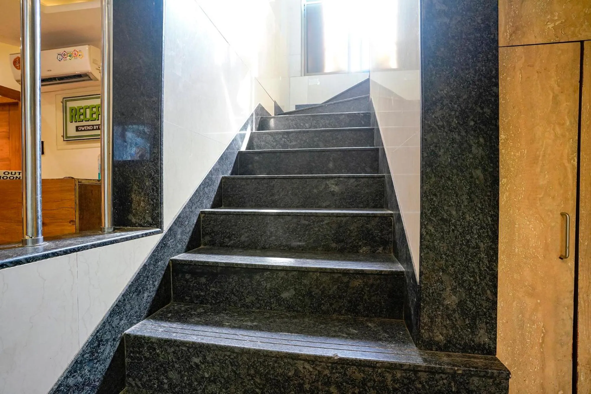 Lobby or reception in FabHotel Regal Inn - In Sahar Road