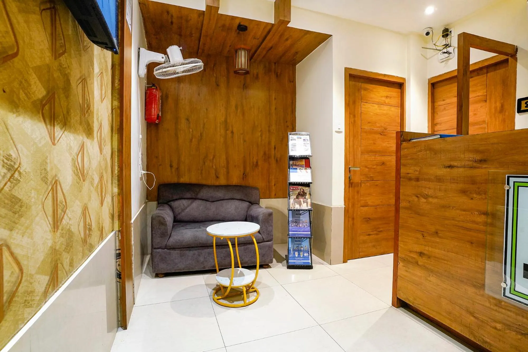 Seating area in FabHotel Regal Inn - In Sahar Road