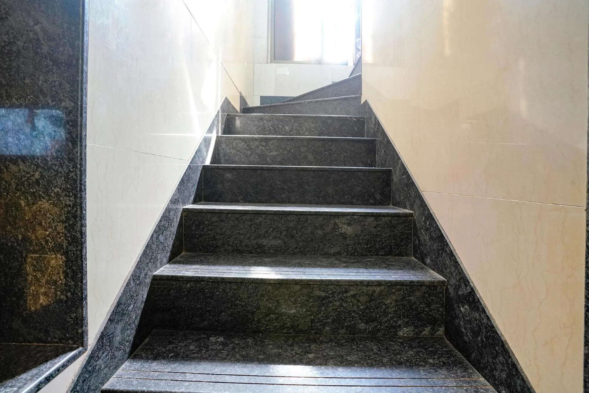 Lobby or reception in FabHotel Regal Inn - In Sahar Road