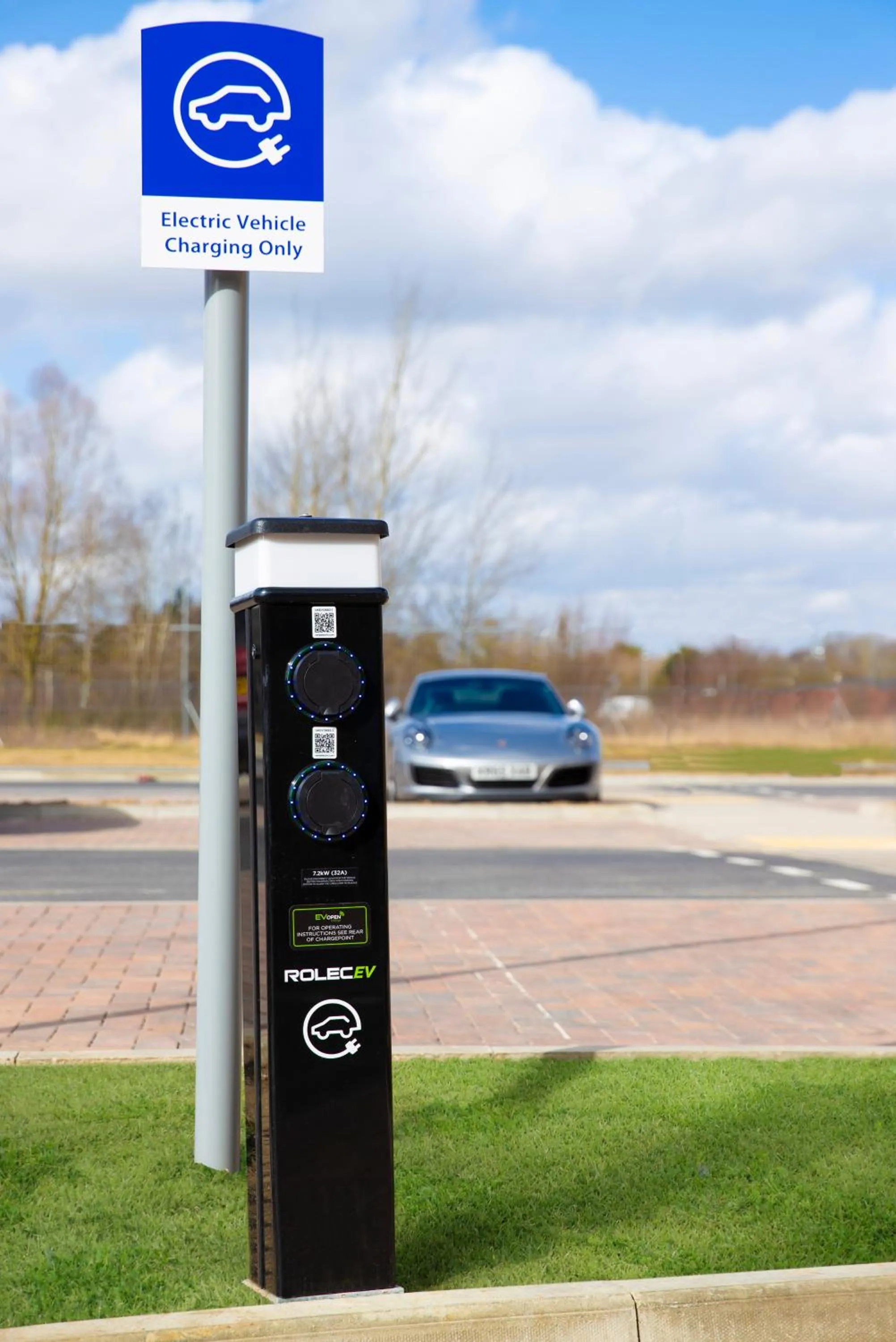 Parking in Holiday Inn Express Cambridge West - Cambourne by IHG