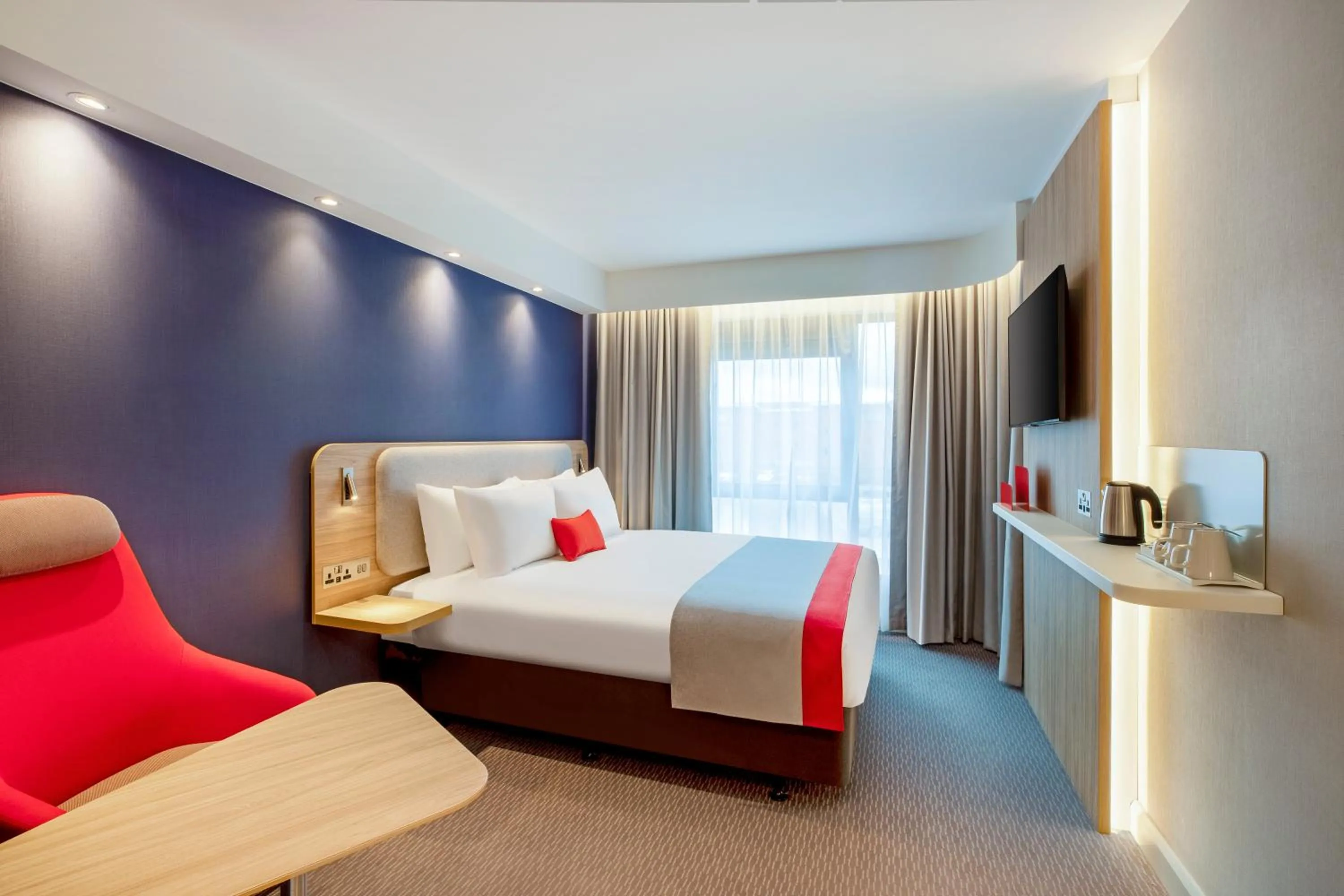 Bedroom, Bed in Holiday Inn Express Cambridge West - Cambourne by IHG