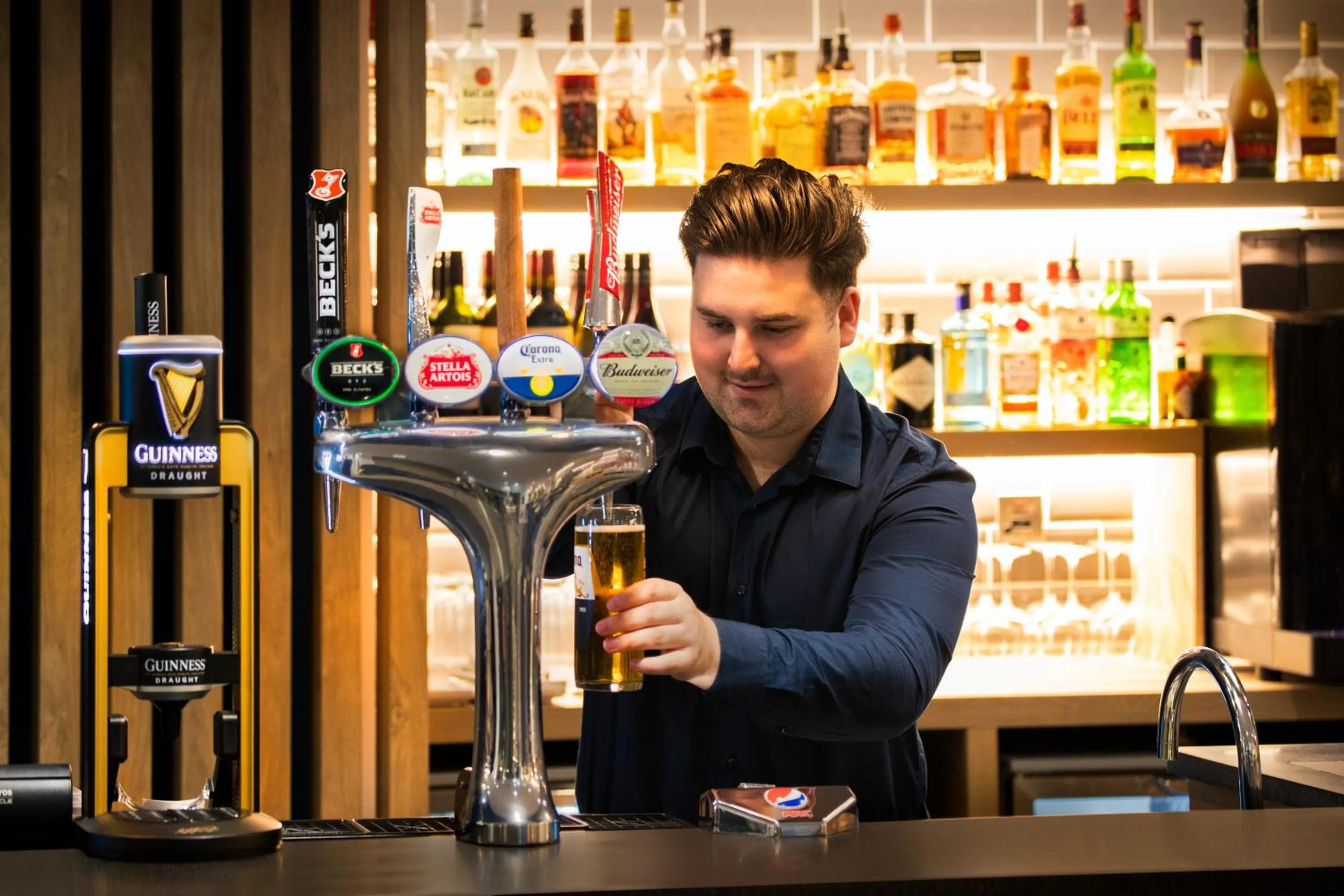 Lounge or bar in Holiday Inn Express Cambridge West - Cambourne by IHG