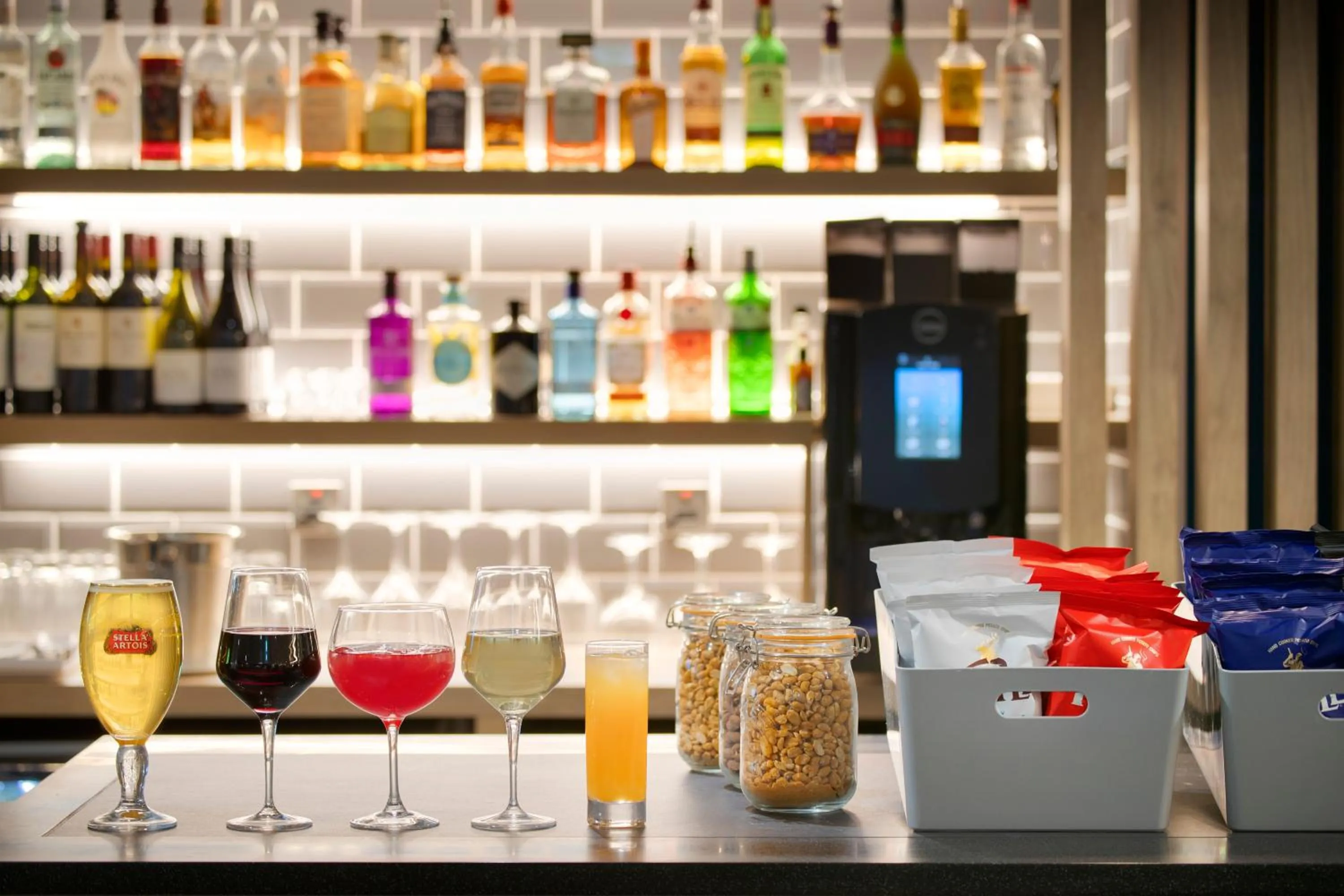 Lounge or bar in Holiday Inn Express Cambridge West - Cambourne by IHG