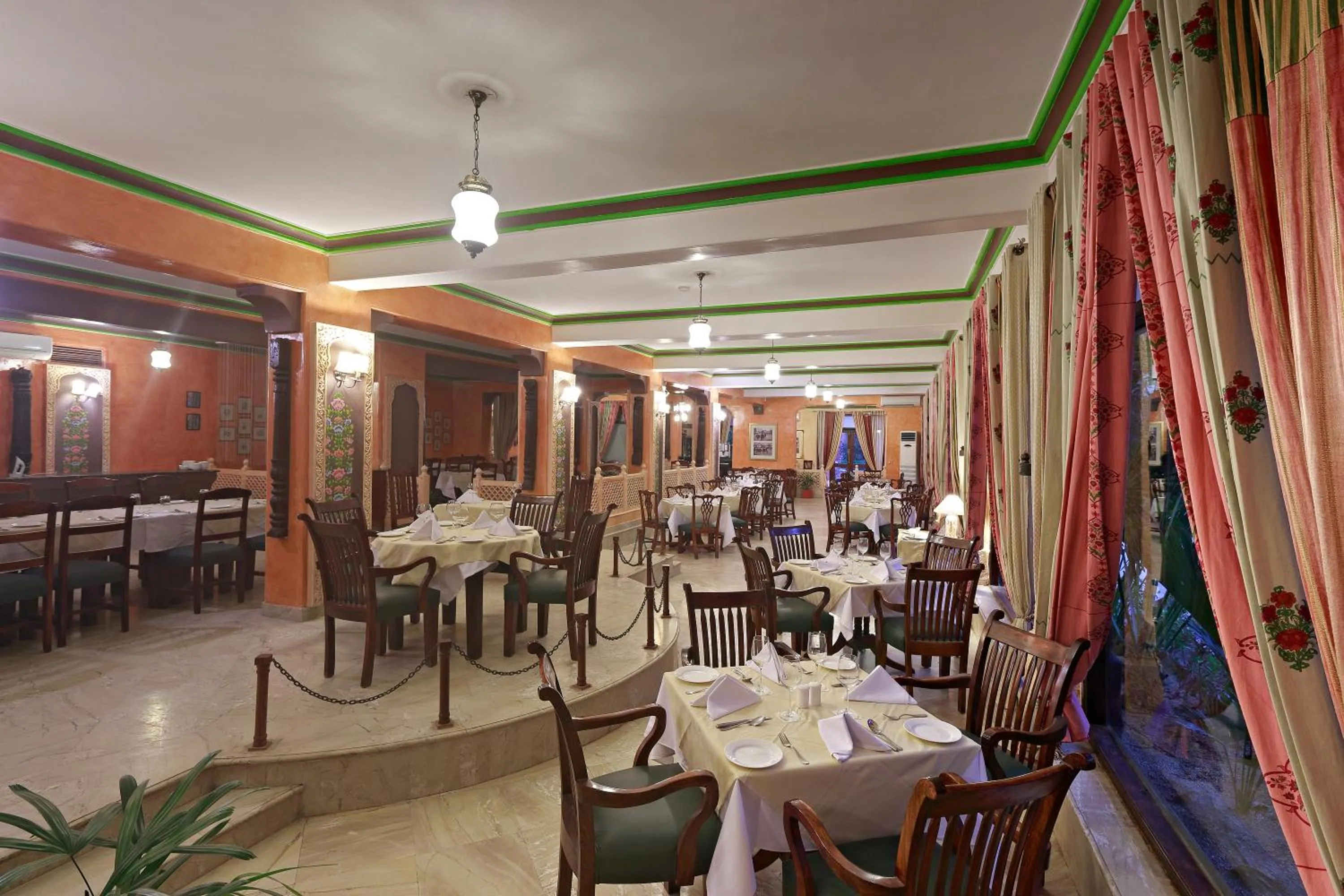 Restaurant/places to eat in Ranbanka Palace