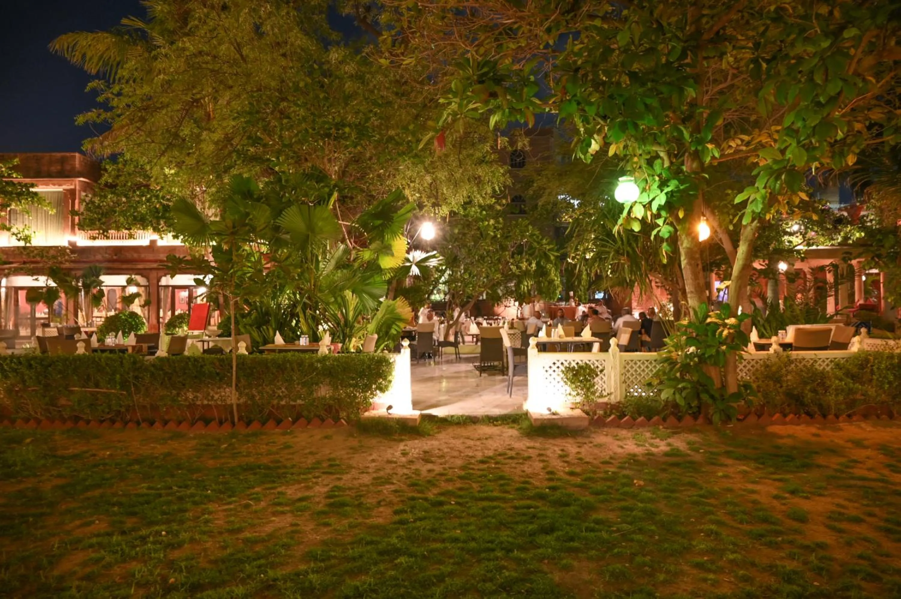 Restaurant/places to eat in Ranbanka Palace