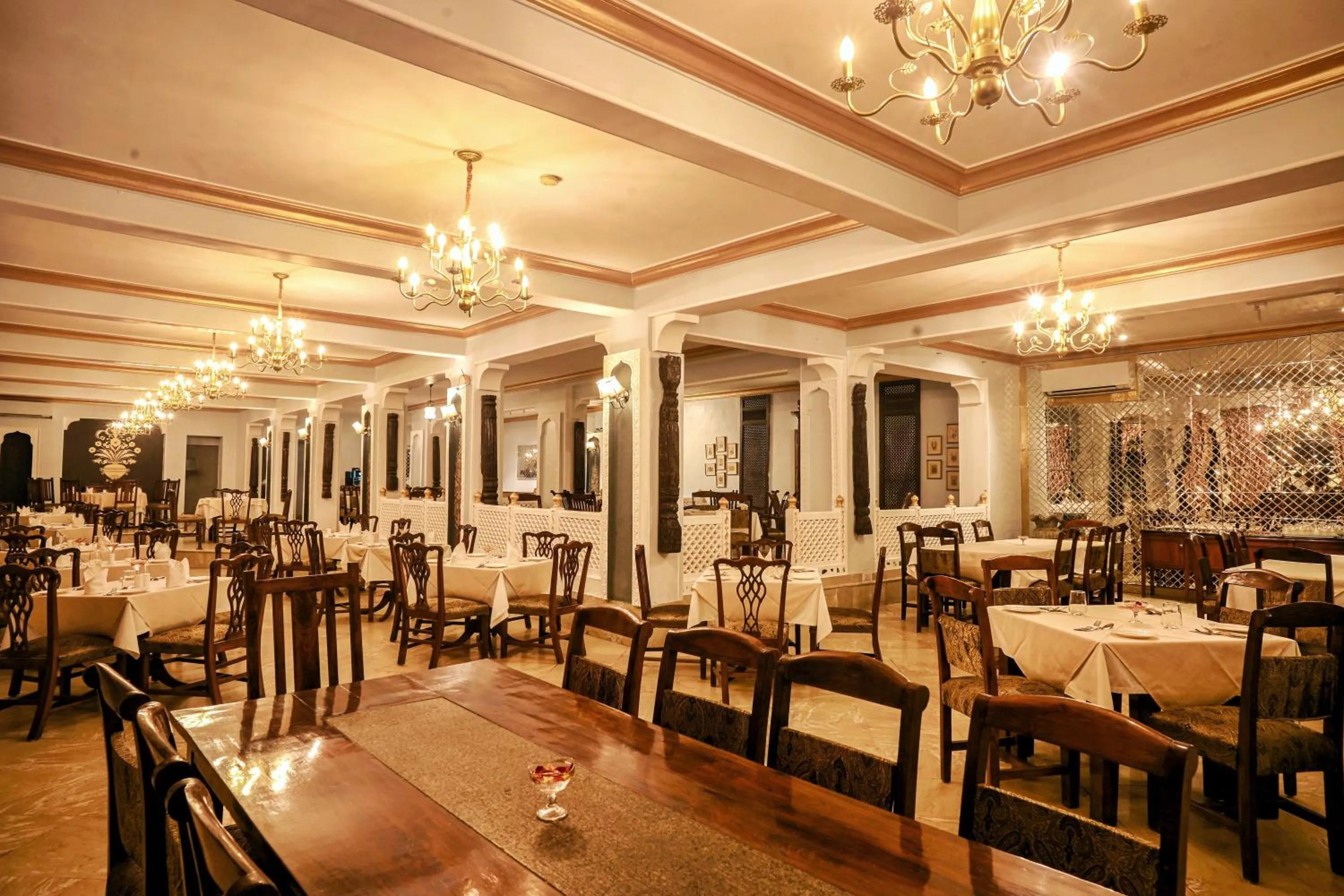 Restaurant/places to eat in Ranbanka Palace