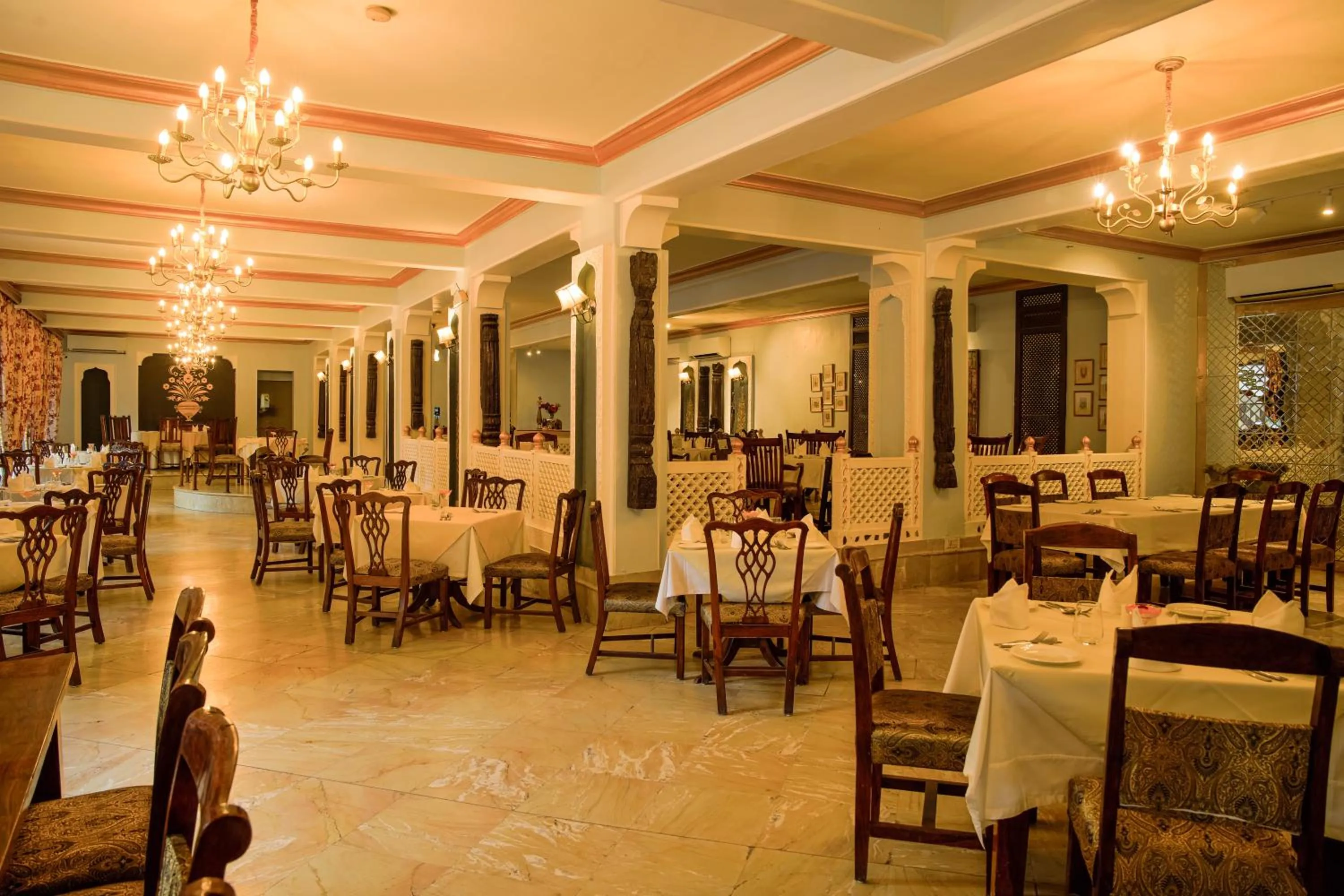 Restaurant/places to eat in Ranbanka Palace
