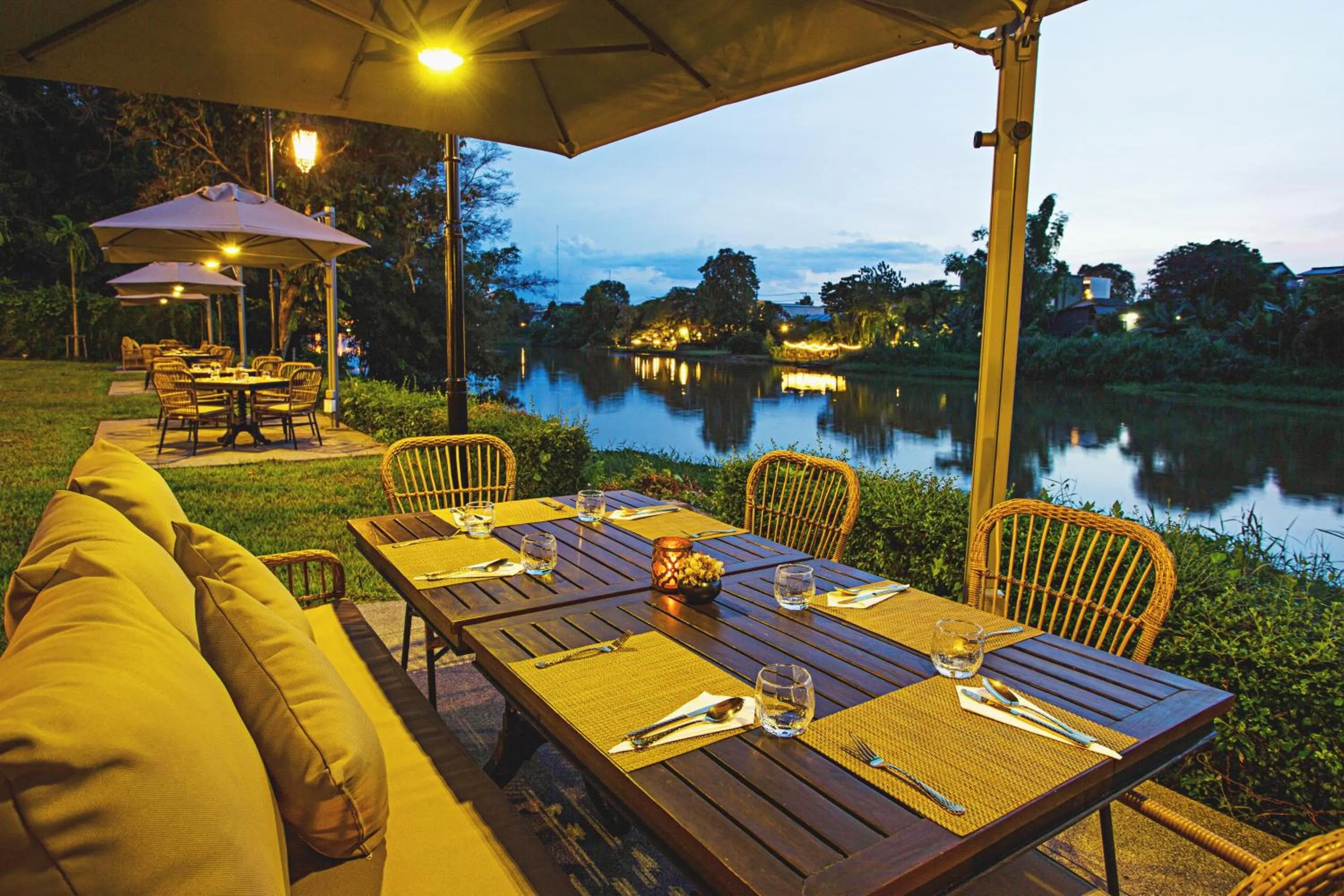 Restaurant/places to eat in Buri Sriping Riverside Resort & Spa