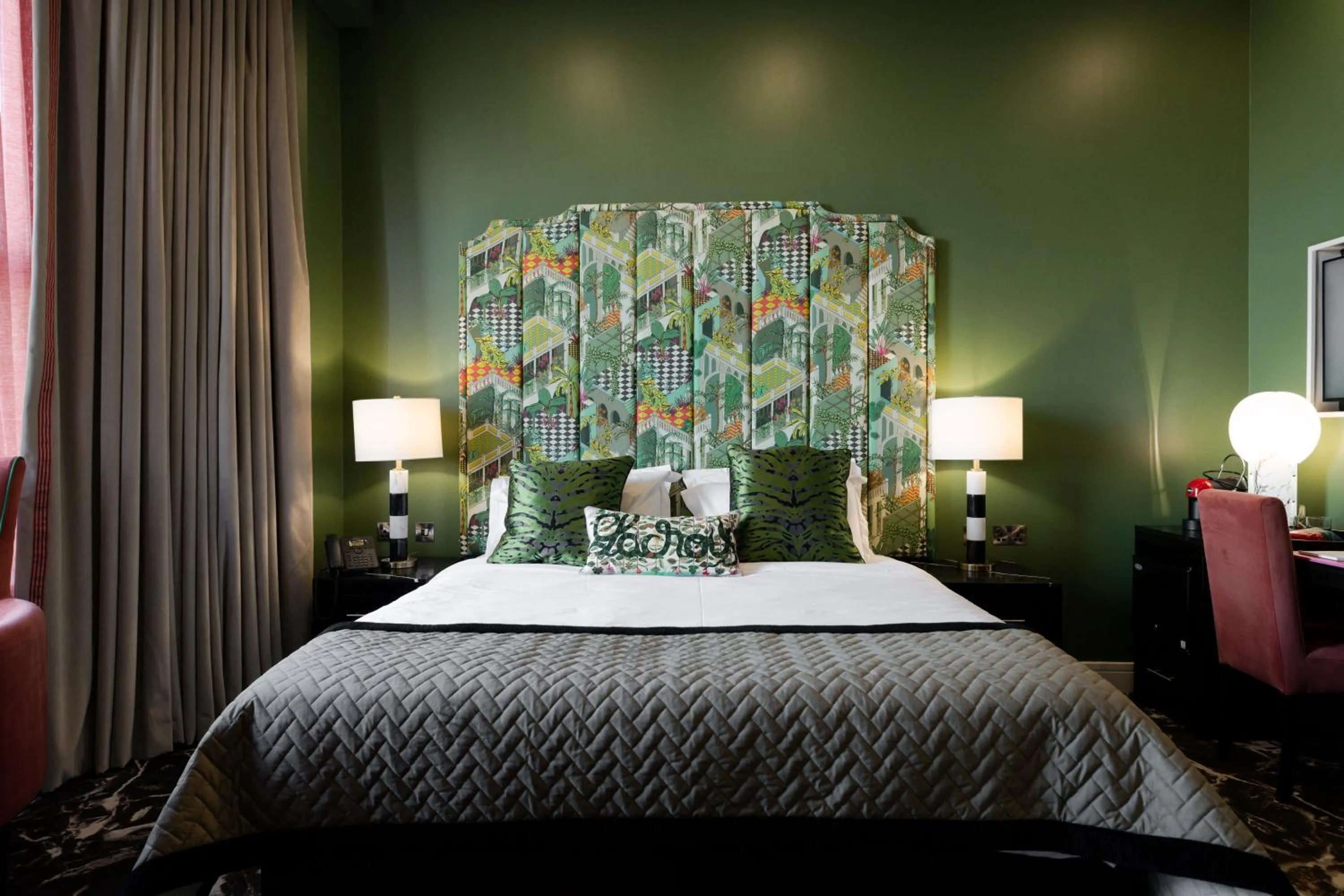 Sea view, Bed in Elephant Rock Hotel