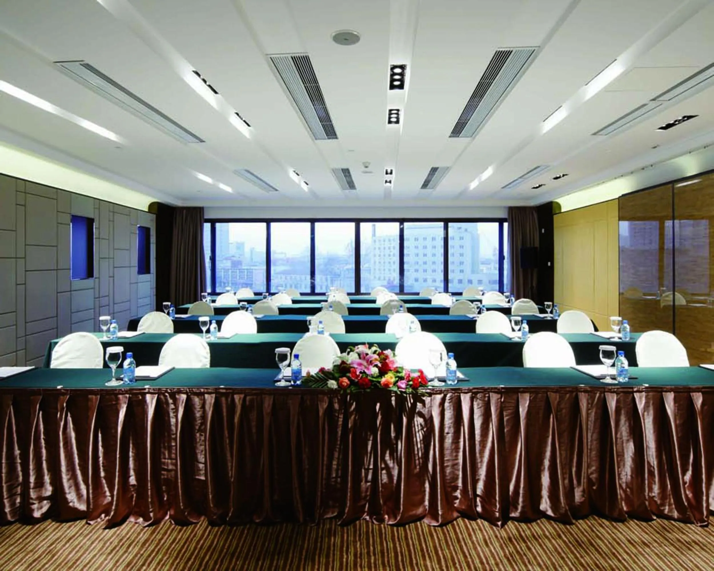 Business facilities in Furama Hotel Dalian