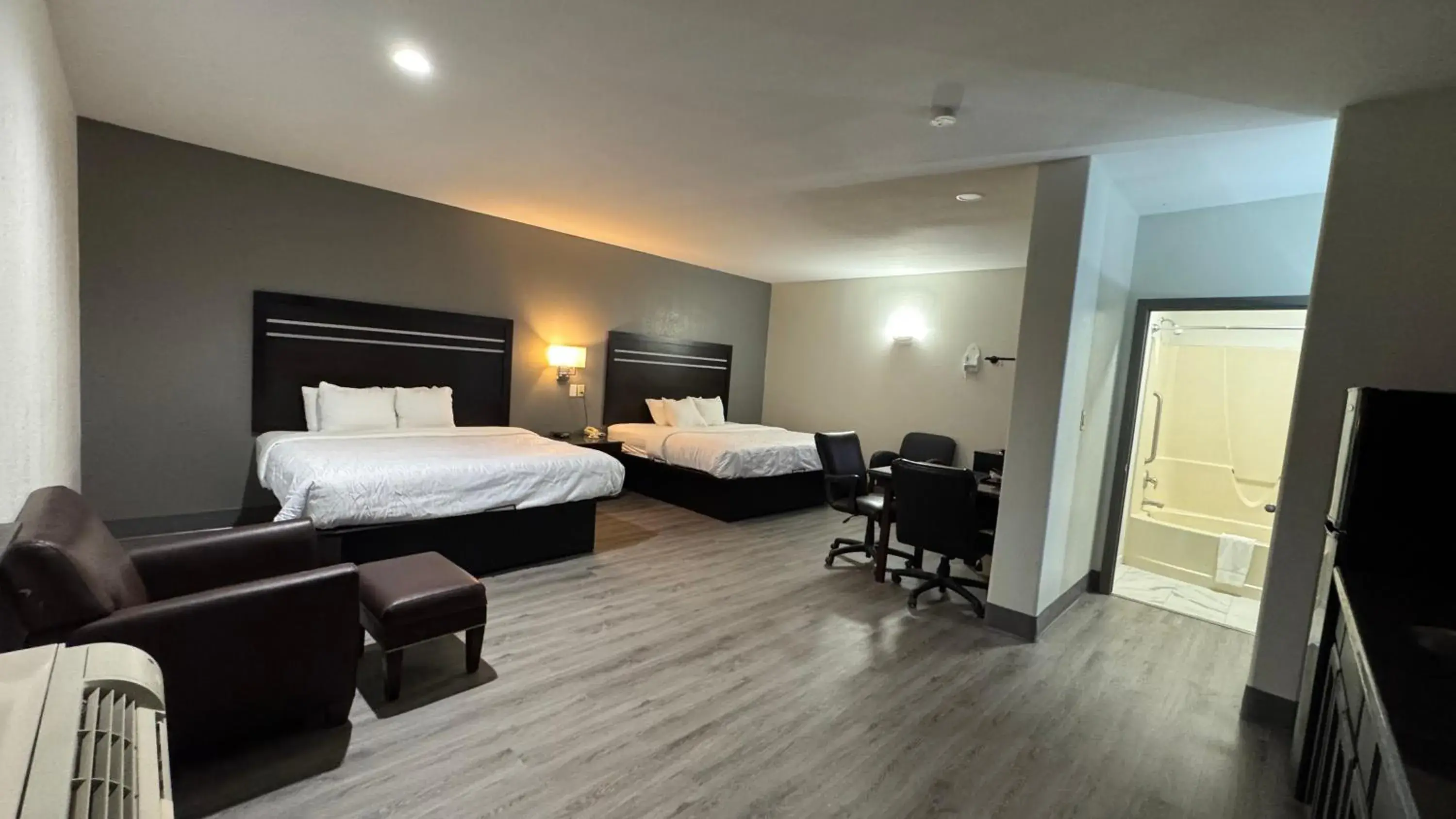 Deluxe Double Room in Sunbridge Inn & Suite Extended Stay Deluxe Double Room in Sunbridge Inn & Suite Extended Stay