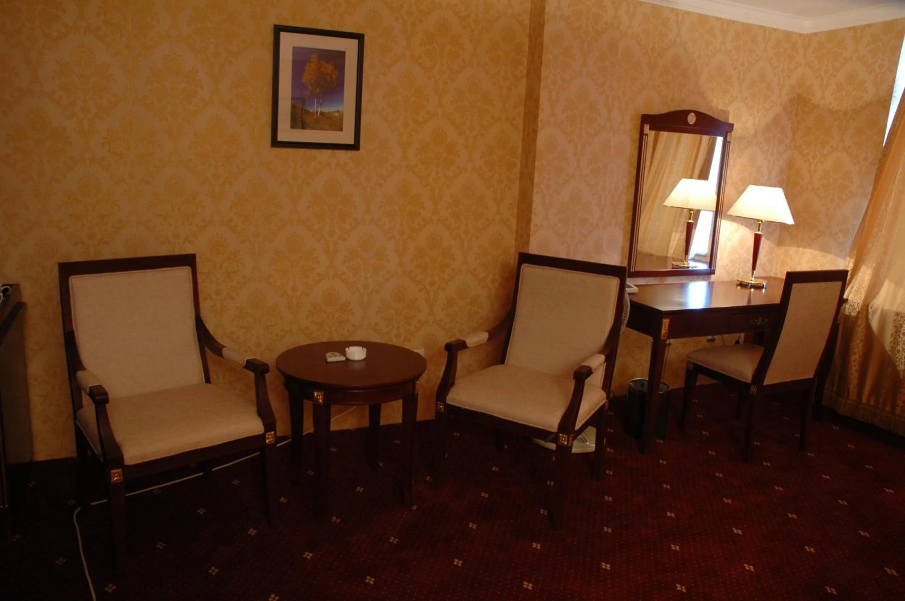 Photo of the whole room in White House Hotel