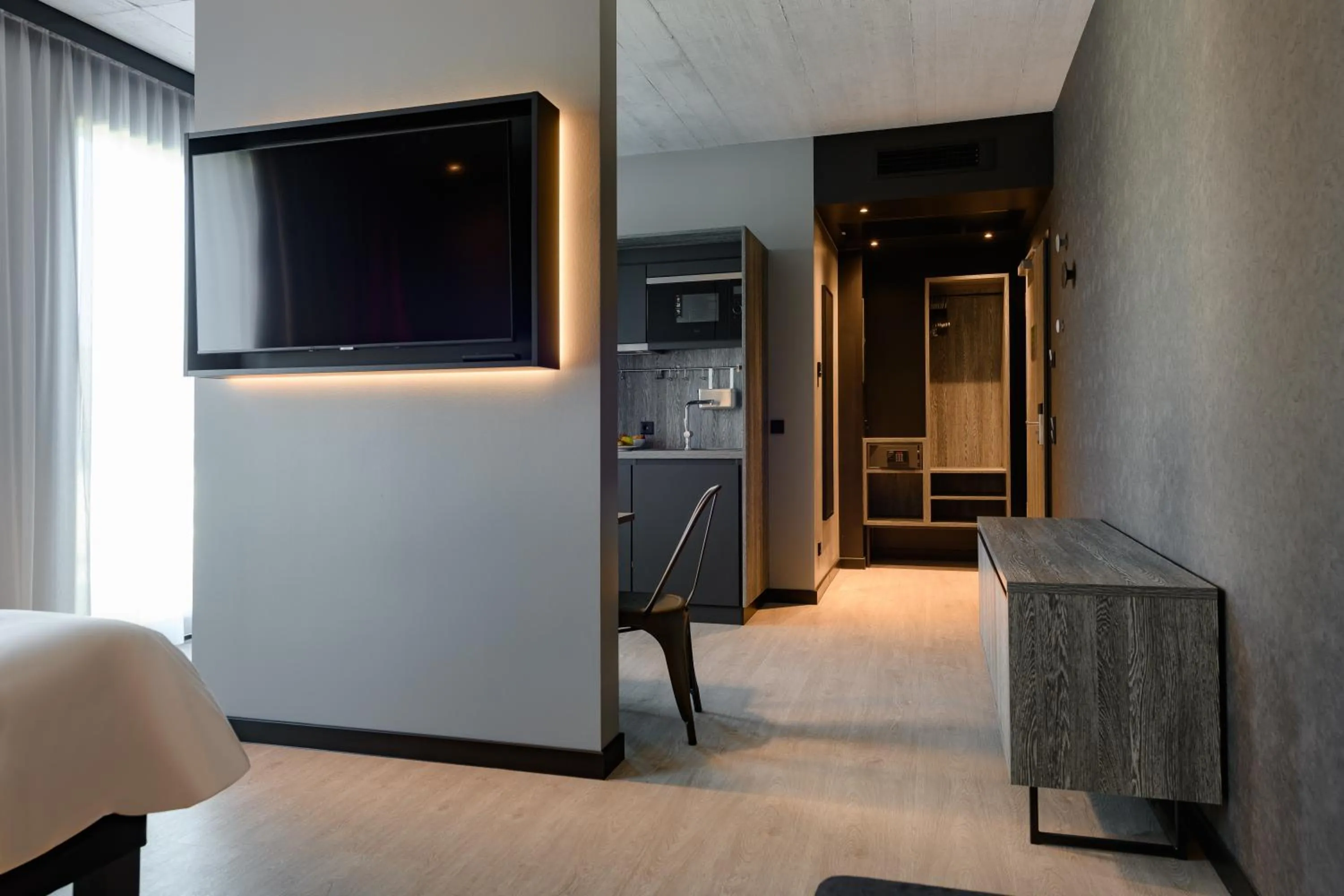 Photo of the whole room in ibis Styles Friedrichshafen