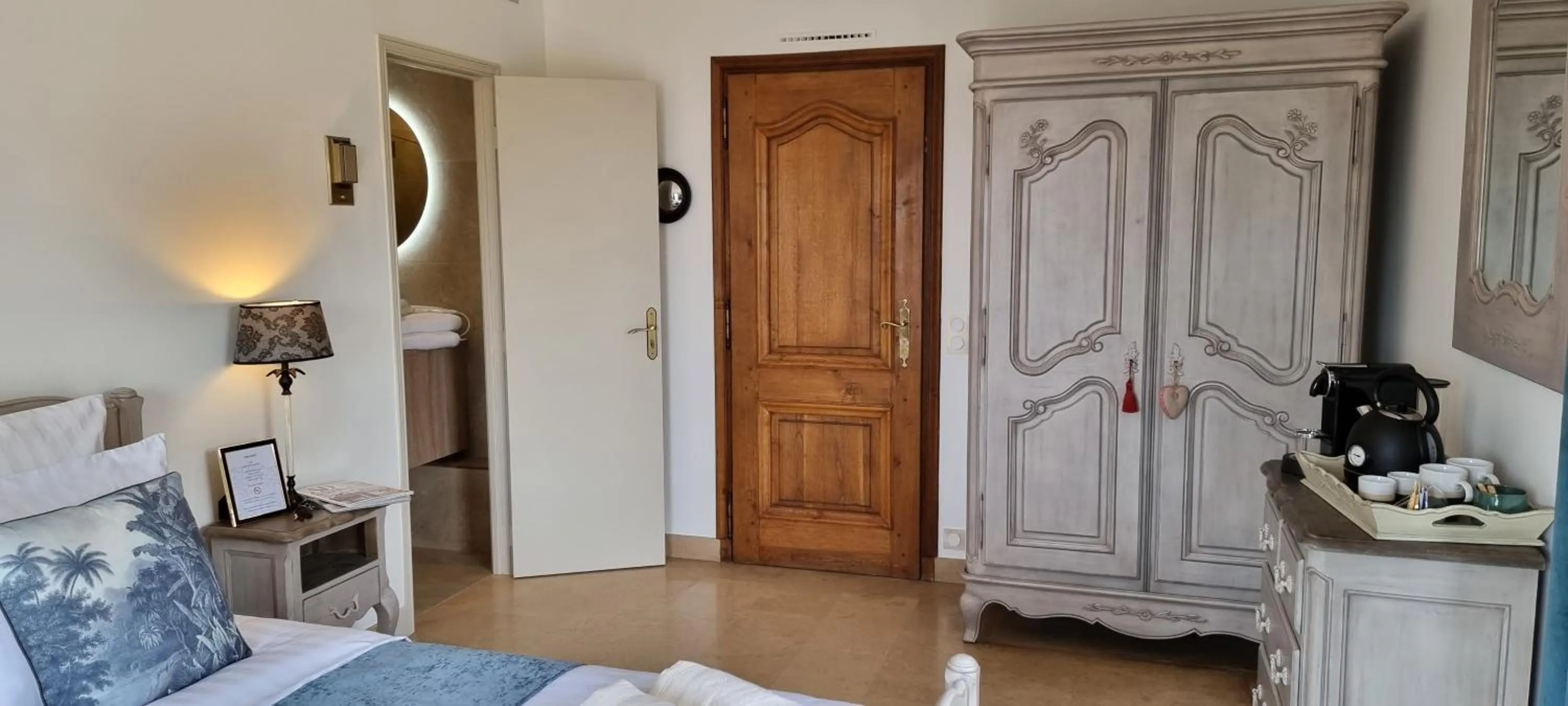 Coffee/tea facilities, Bed in Loup Castel Boutique Hotel B&B