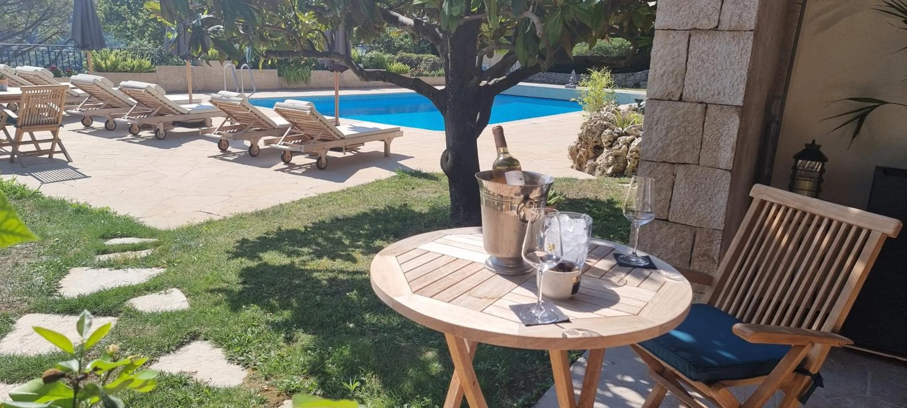 Lounge or bar in Loup Castel Boutique Hotel B&B