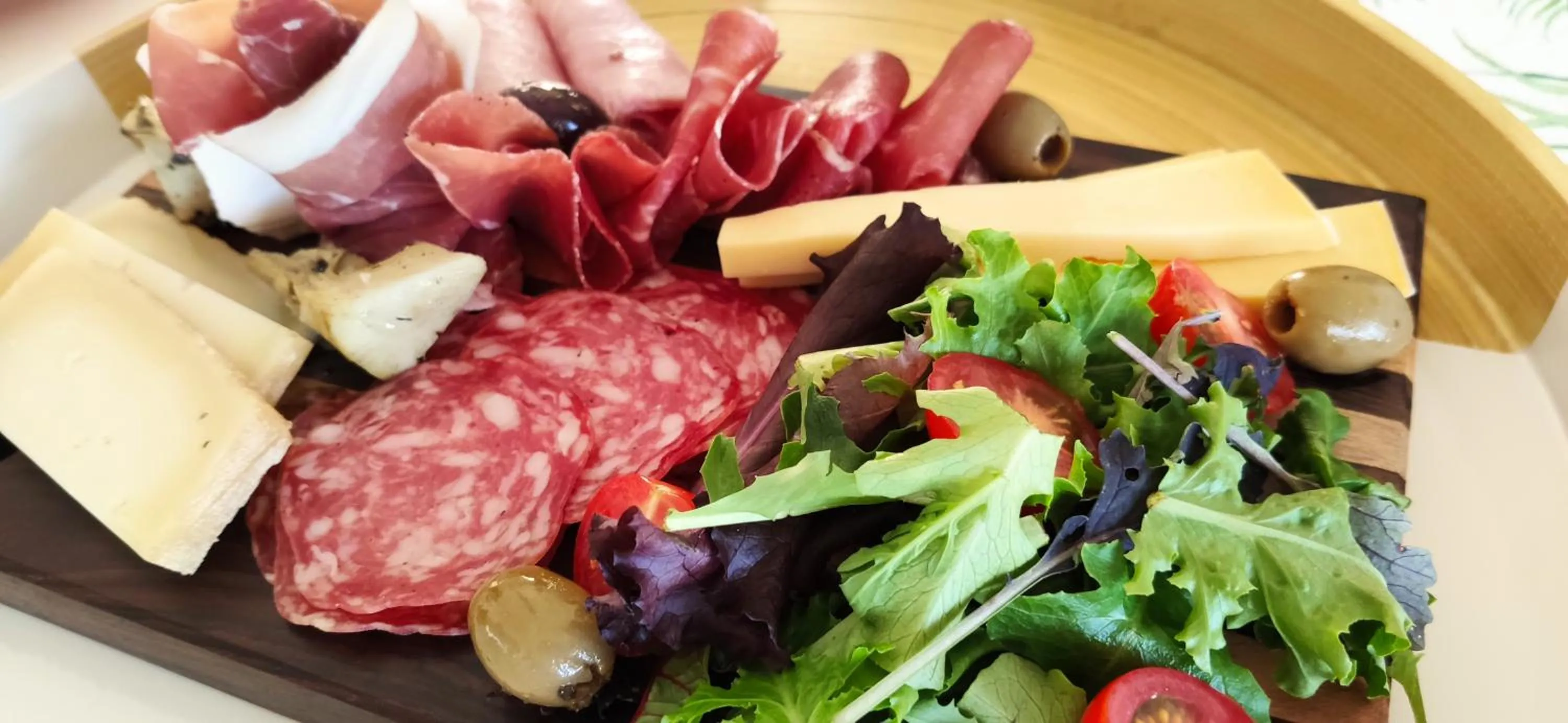 Food and drinks in Loup Castel Boutique Hotel B&B