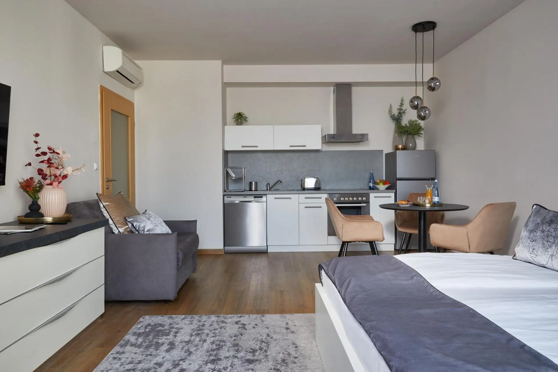 Kitchen or kitchenette, Bed in 7Seasons Apartments Budapest
