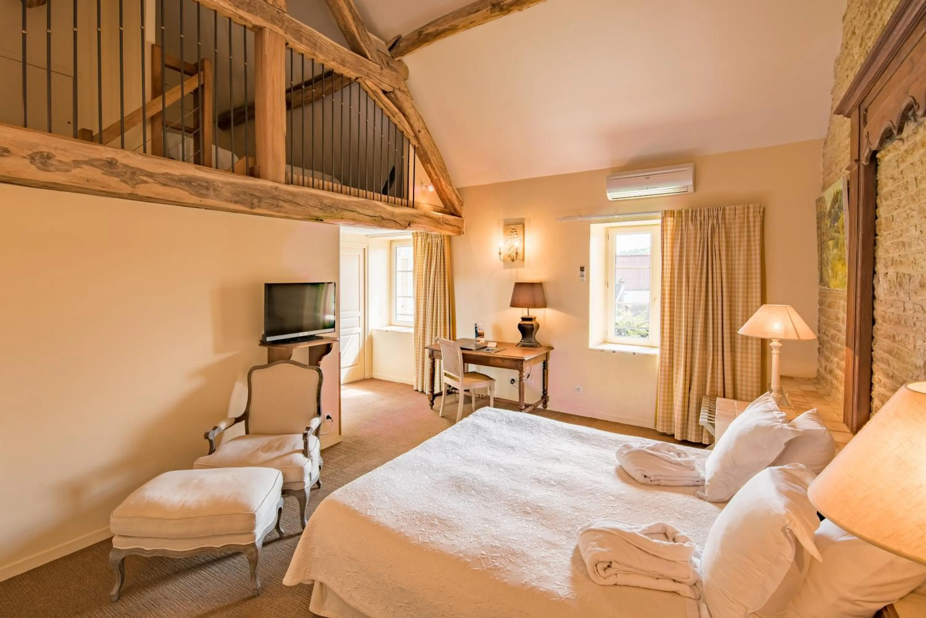 Photo of the whole room, Bed in Le Marius