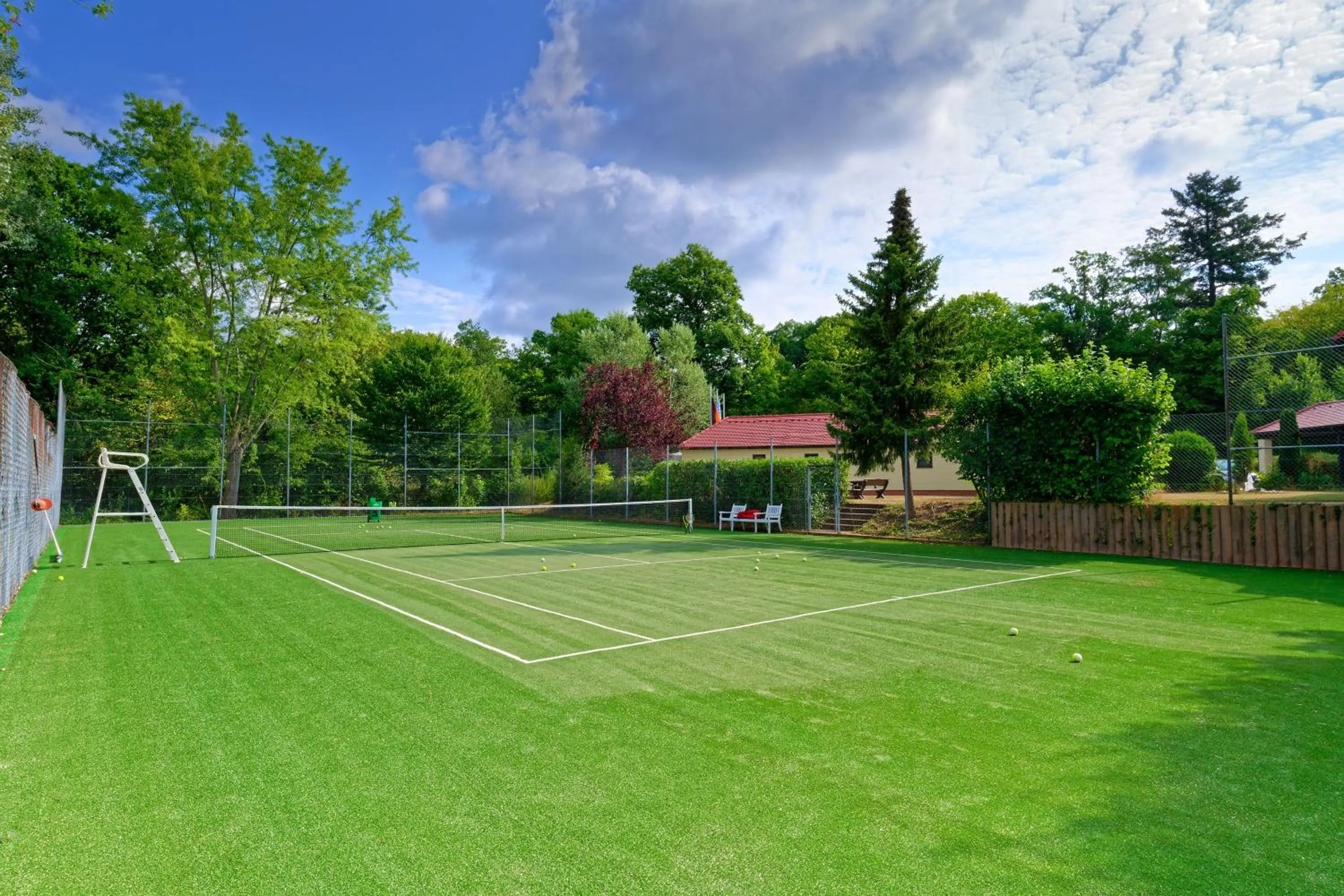 Tennis court in Krone am Park - Gästehaus des Hotel Krone
