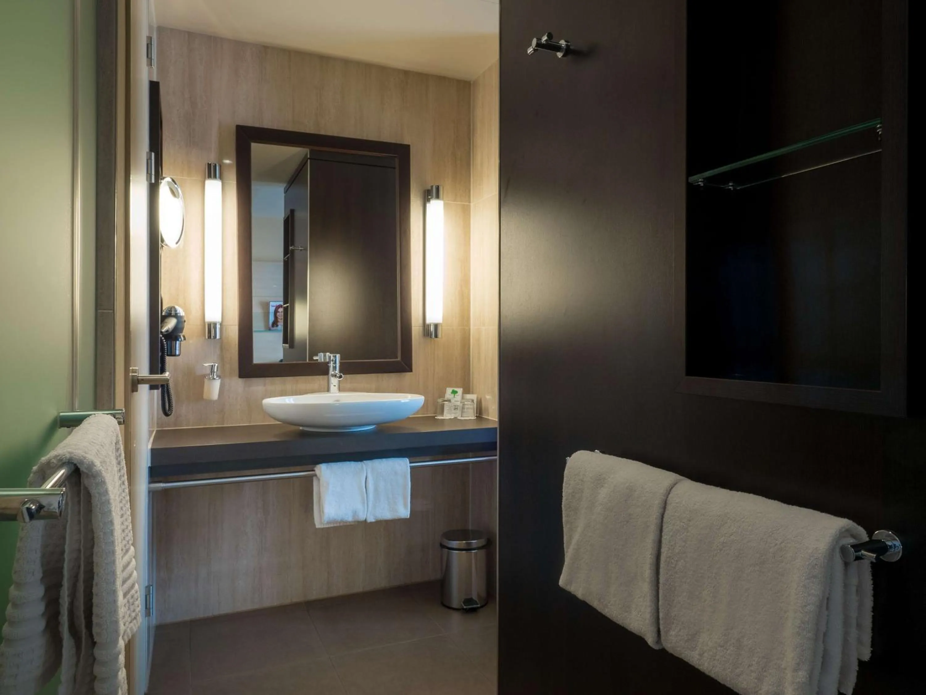 Bathroom in Lindner Hotel Vienna Am Belvedere, part of JdV by Hyatt