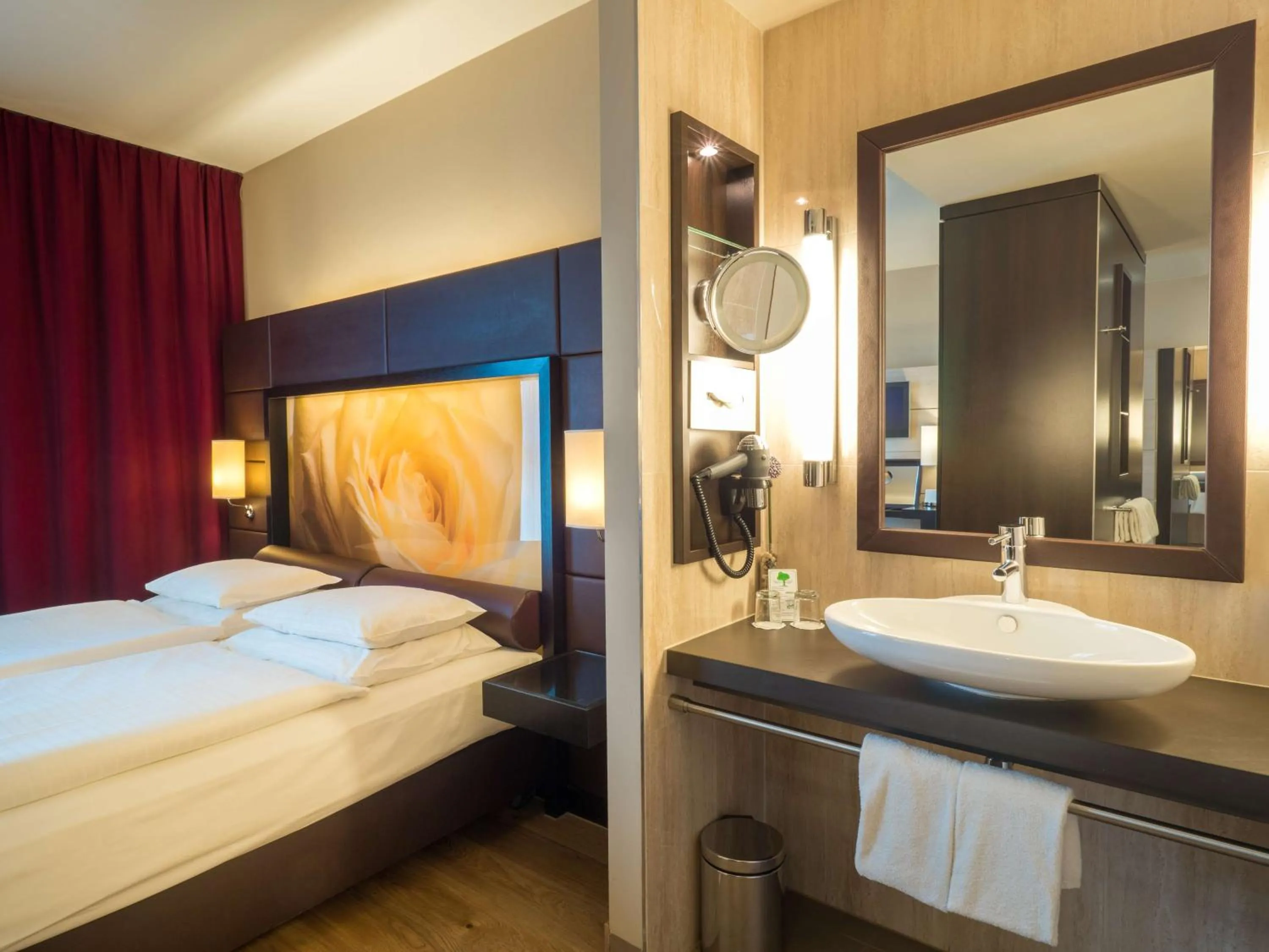 Bathroom, Bed in Lindner Hotel Vienna Am Belvedere, part of JdV by Hyatt