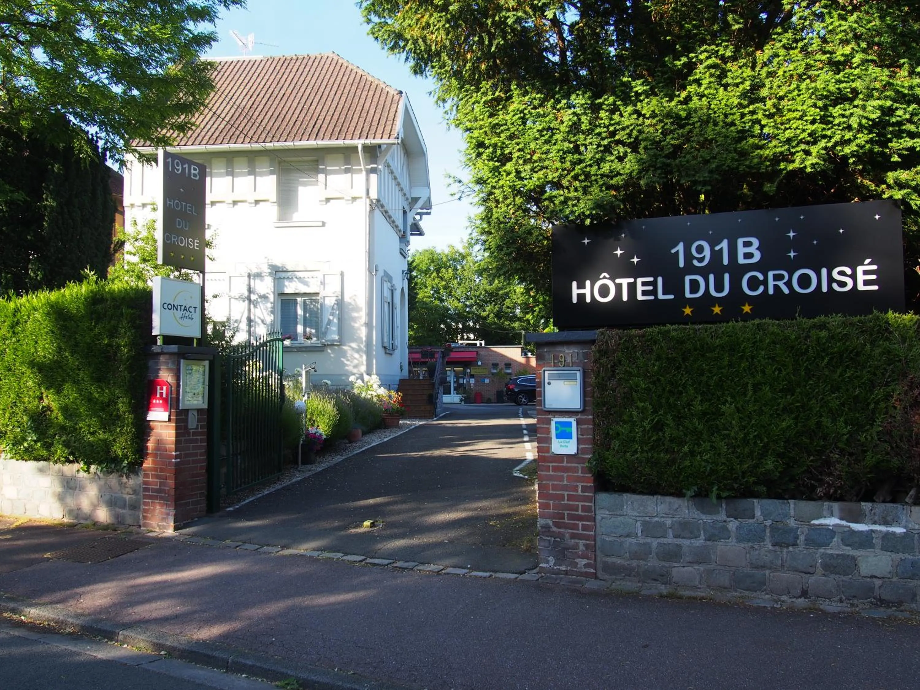 Facade/entrance in Hotel Du Croisé