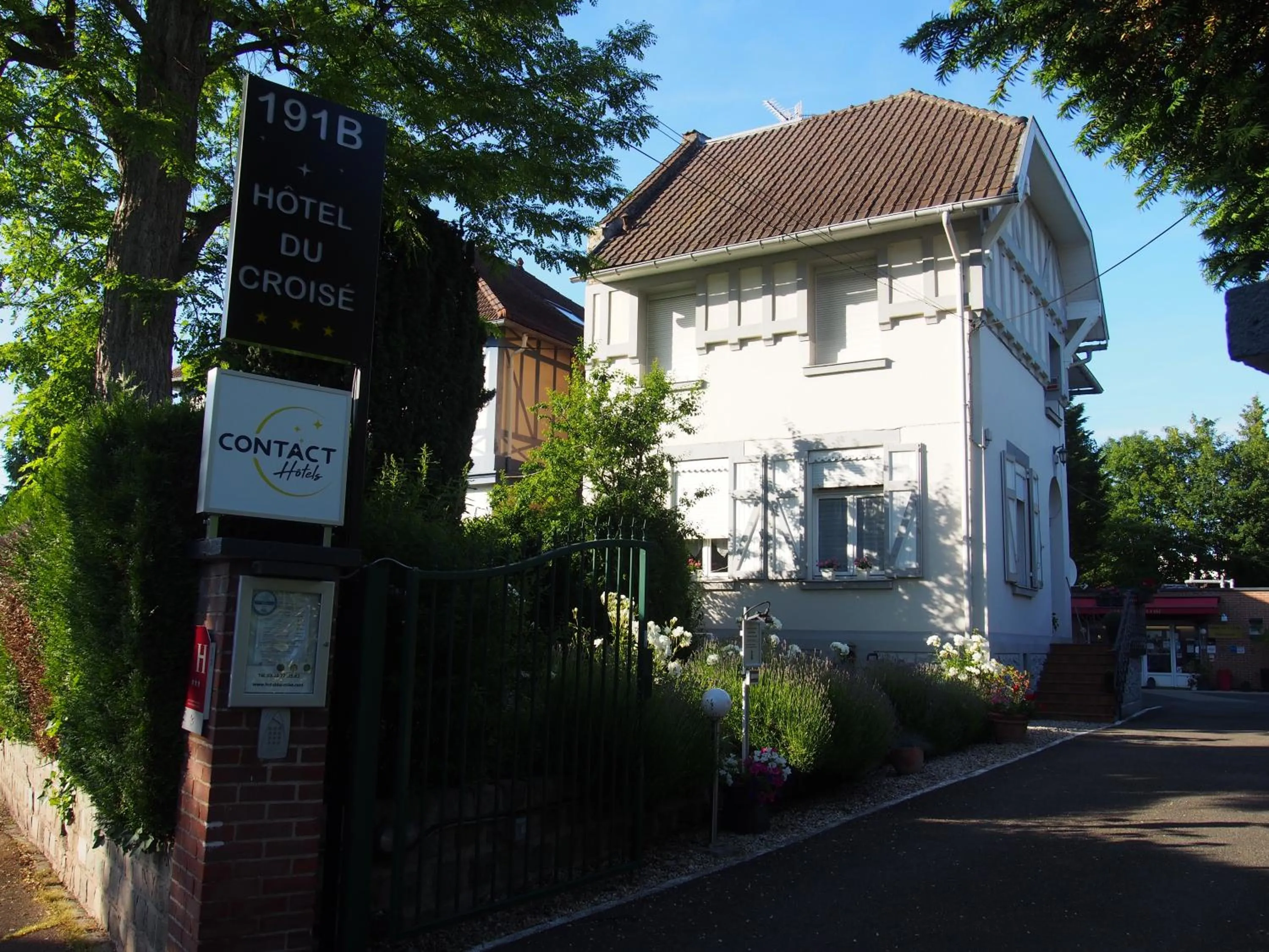 Facade/entrance in Hotel Du Croisé