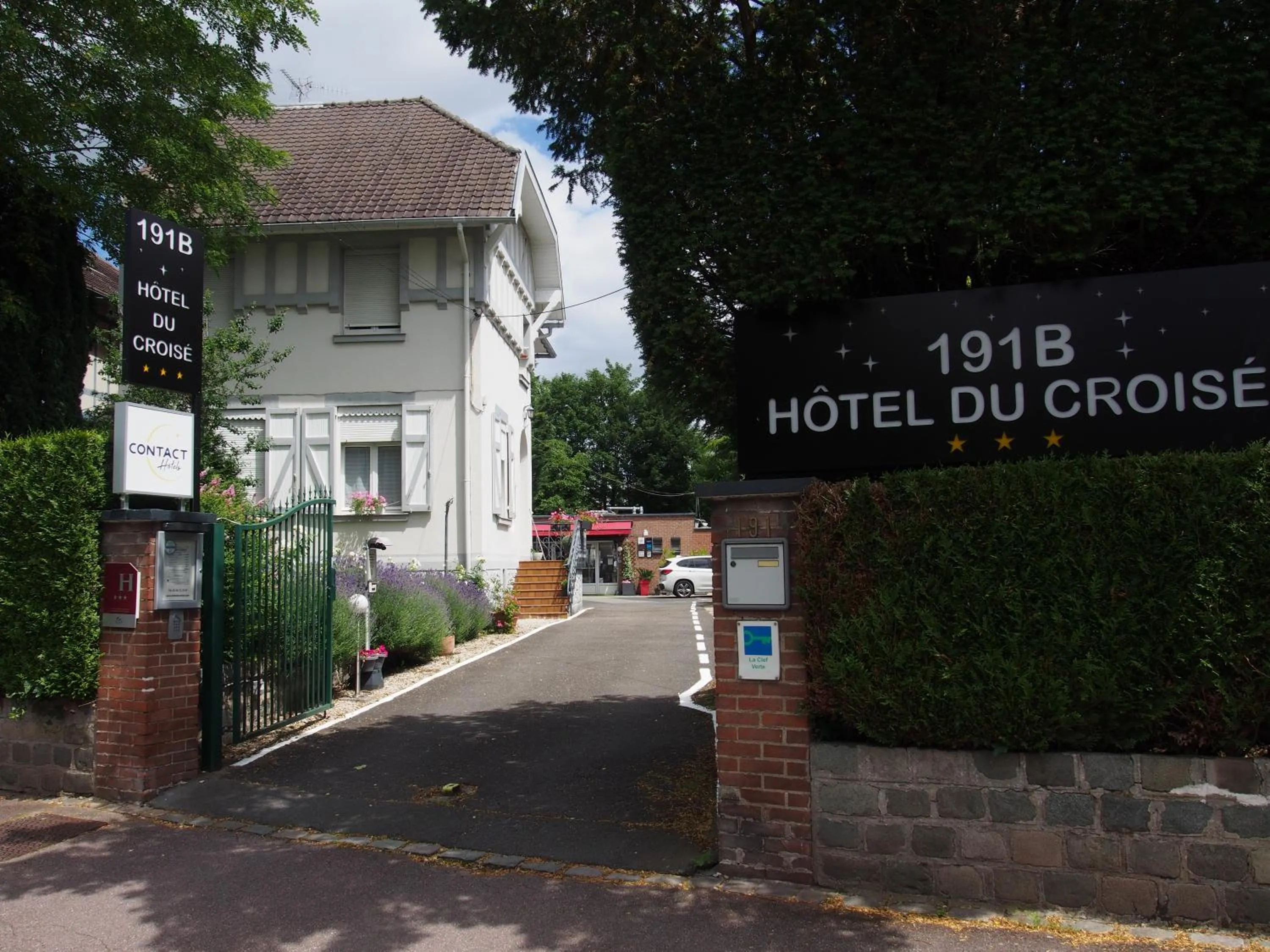 Property building in Hotel Du Croisé