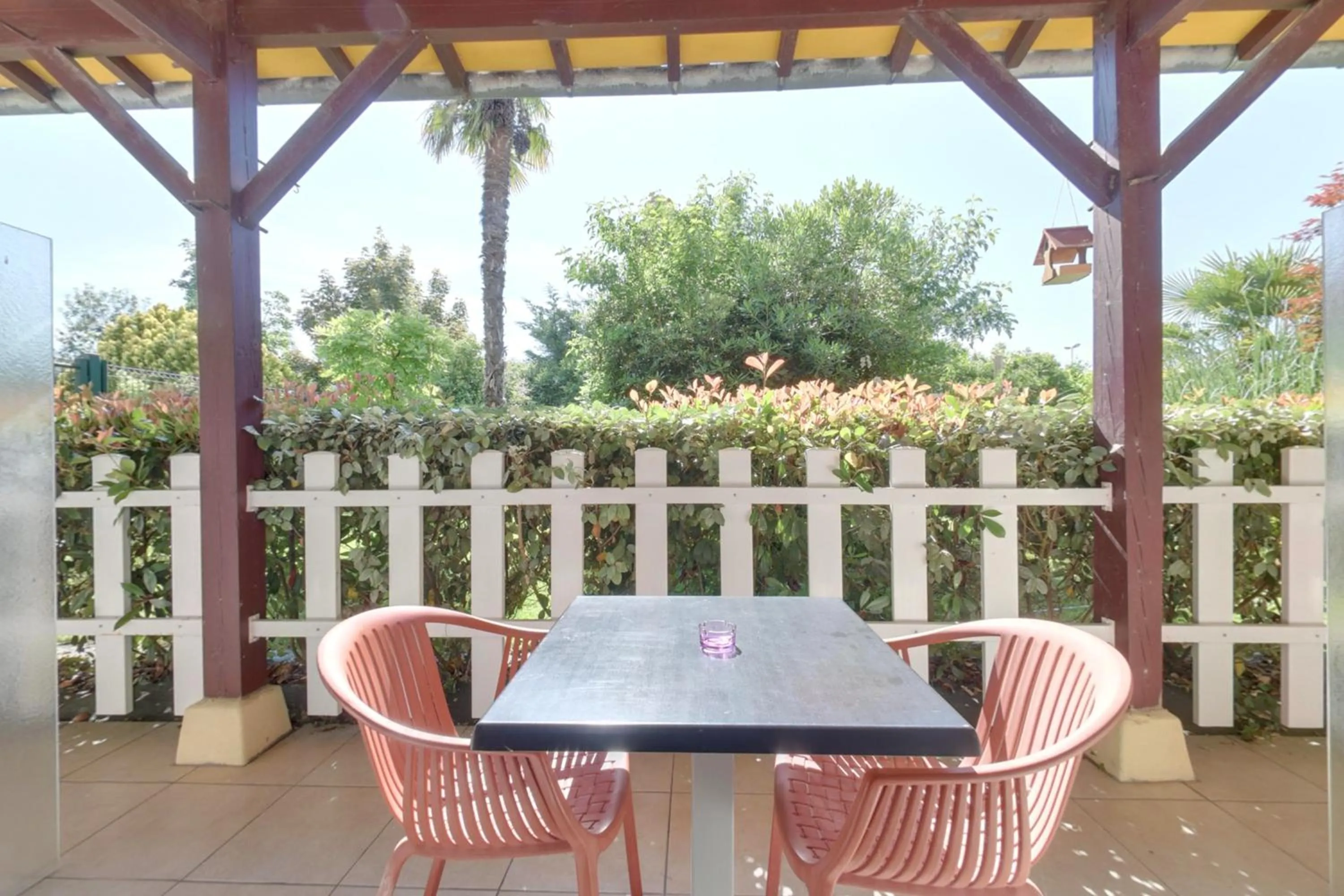 Patio in Contact Hôtel O'Nice Saintes